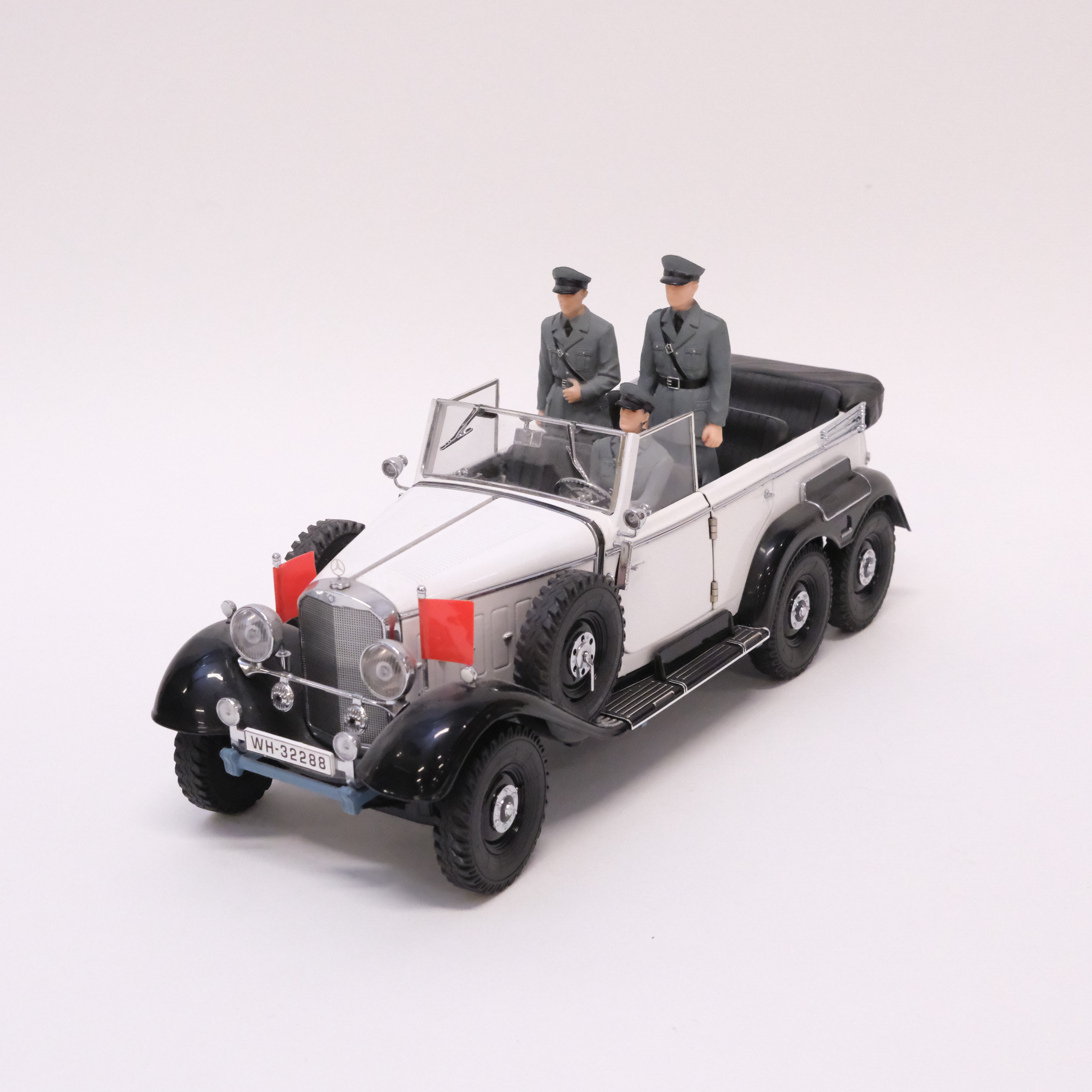 SIGNATURE MODELS. MODELLBIL. MERCEDES-BENZ. SKALA 1:18.