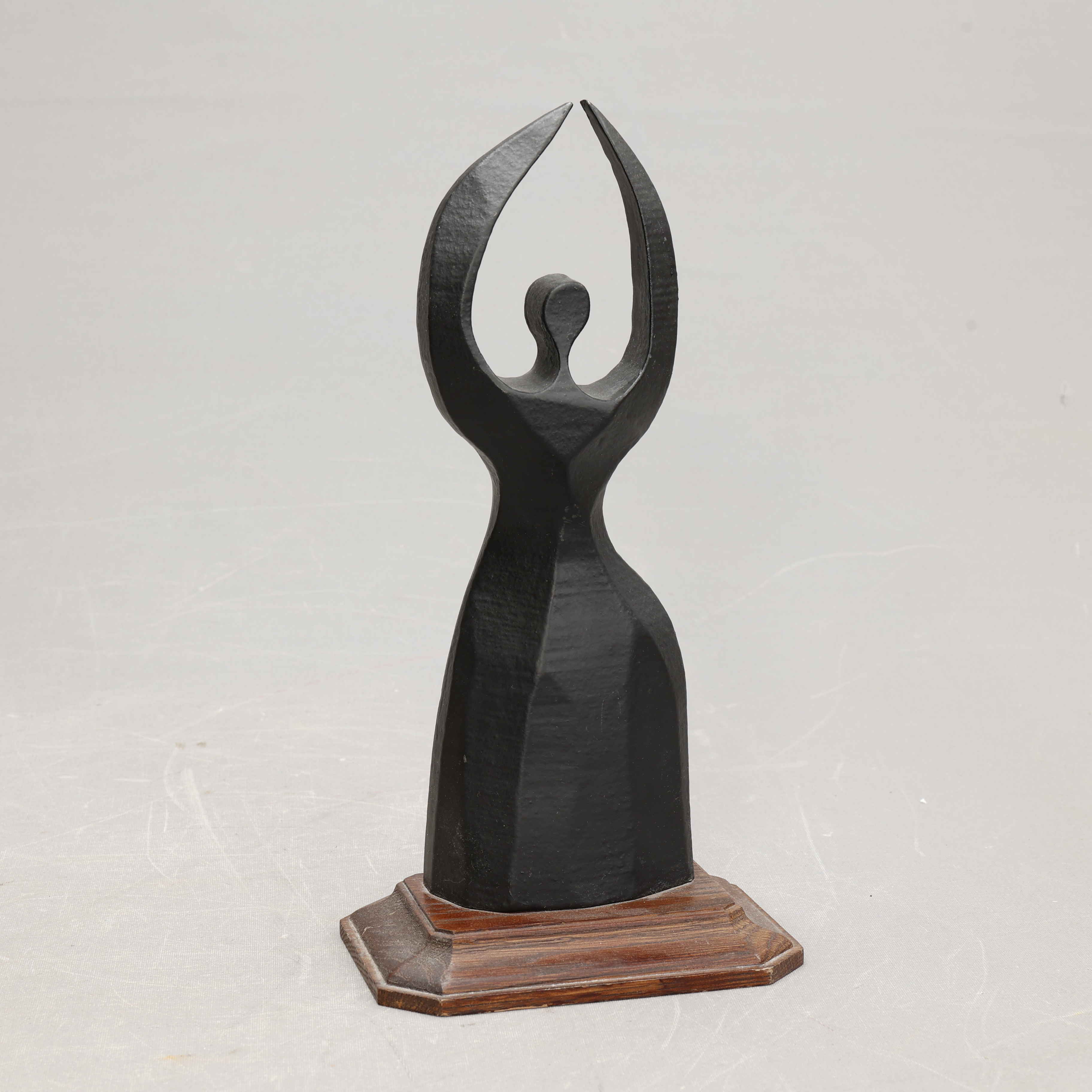 GUNNAR KANEVAD. SKULPTUR gjutjärn, signerad, daterad 1976, numrerad 4429.