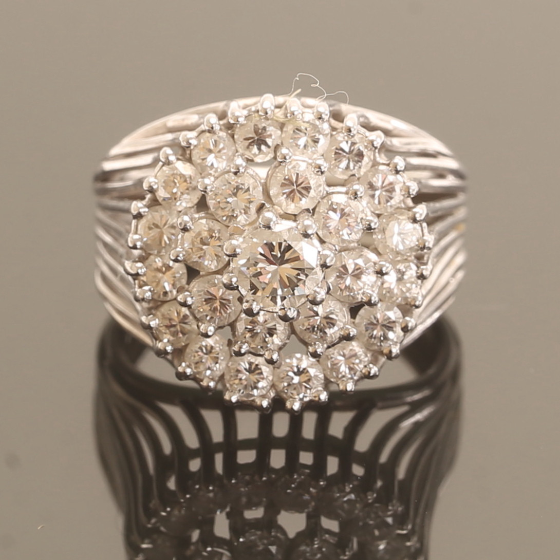 RING, 18 k vitguld med 25 stycken briljantslipade diamanter.