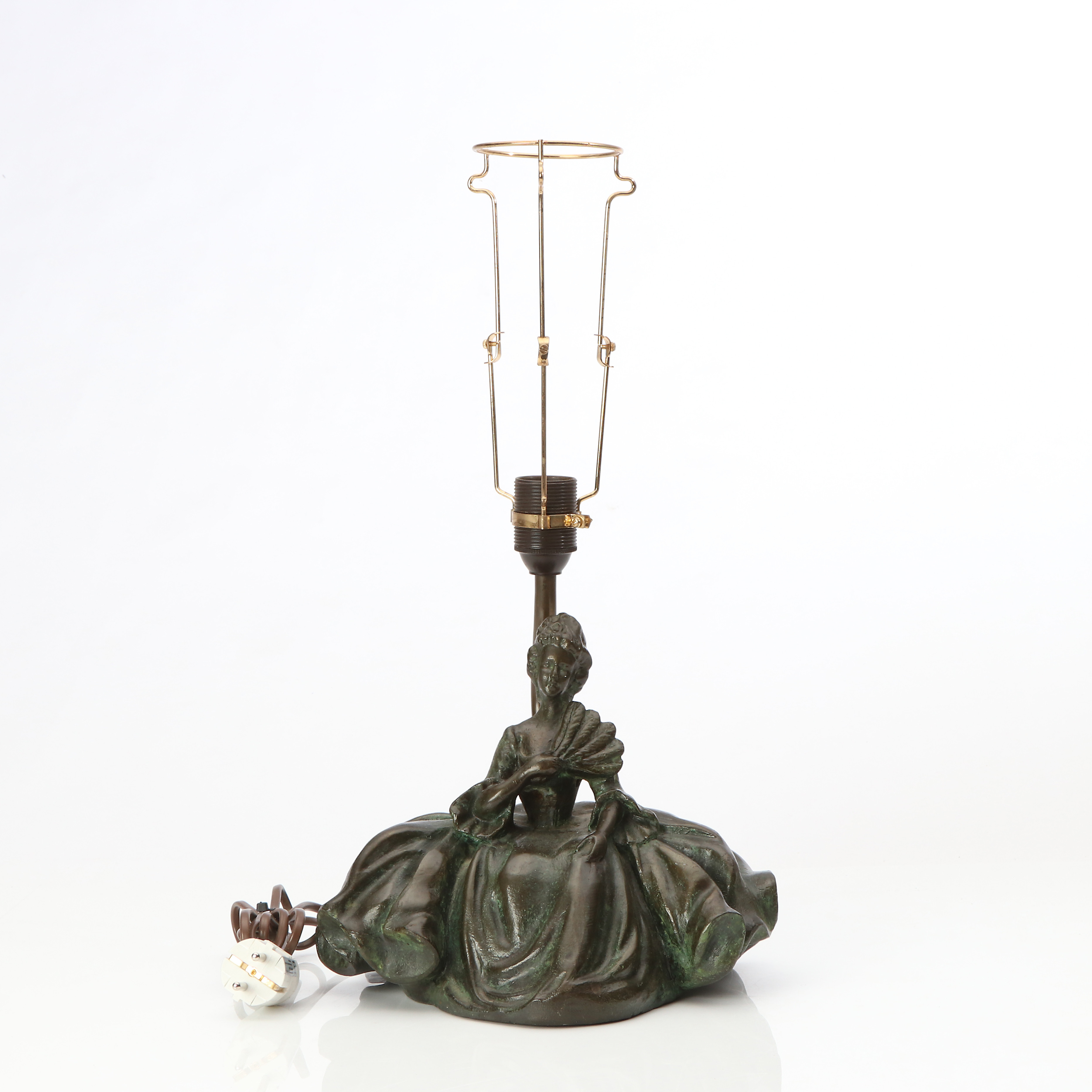 BORDSLAMPA. Bronspatinerad gjutmetall. I form av rokokodam. 1900-talets första hälft.