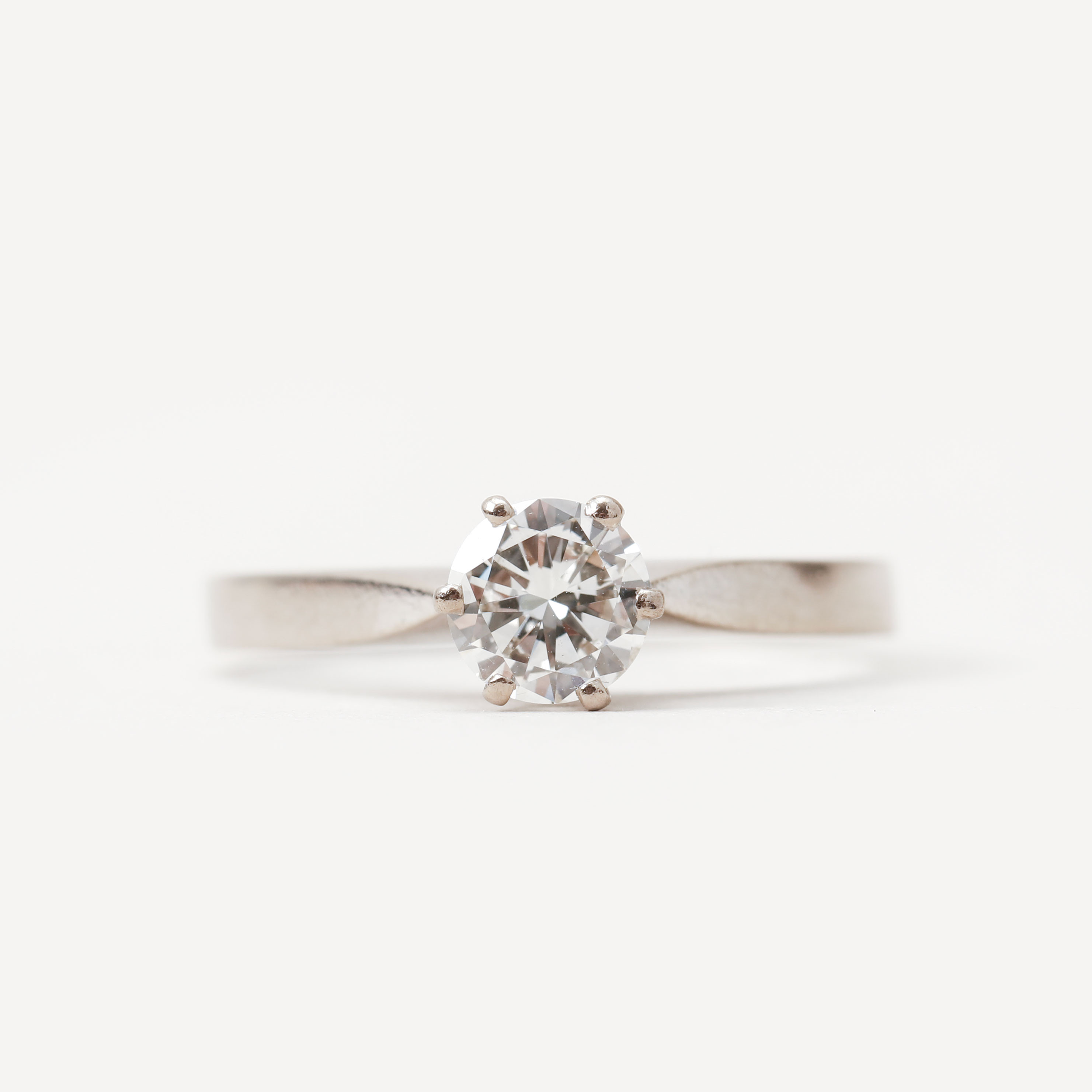 RING, 18k vitguld, briljantslipad diamant 0,64ct, vikt ca 3 gram, Stig Johansson, Göteborg, 1974.