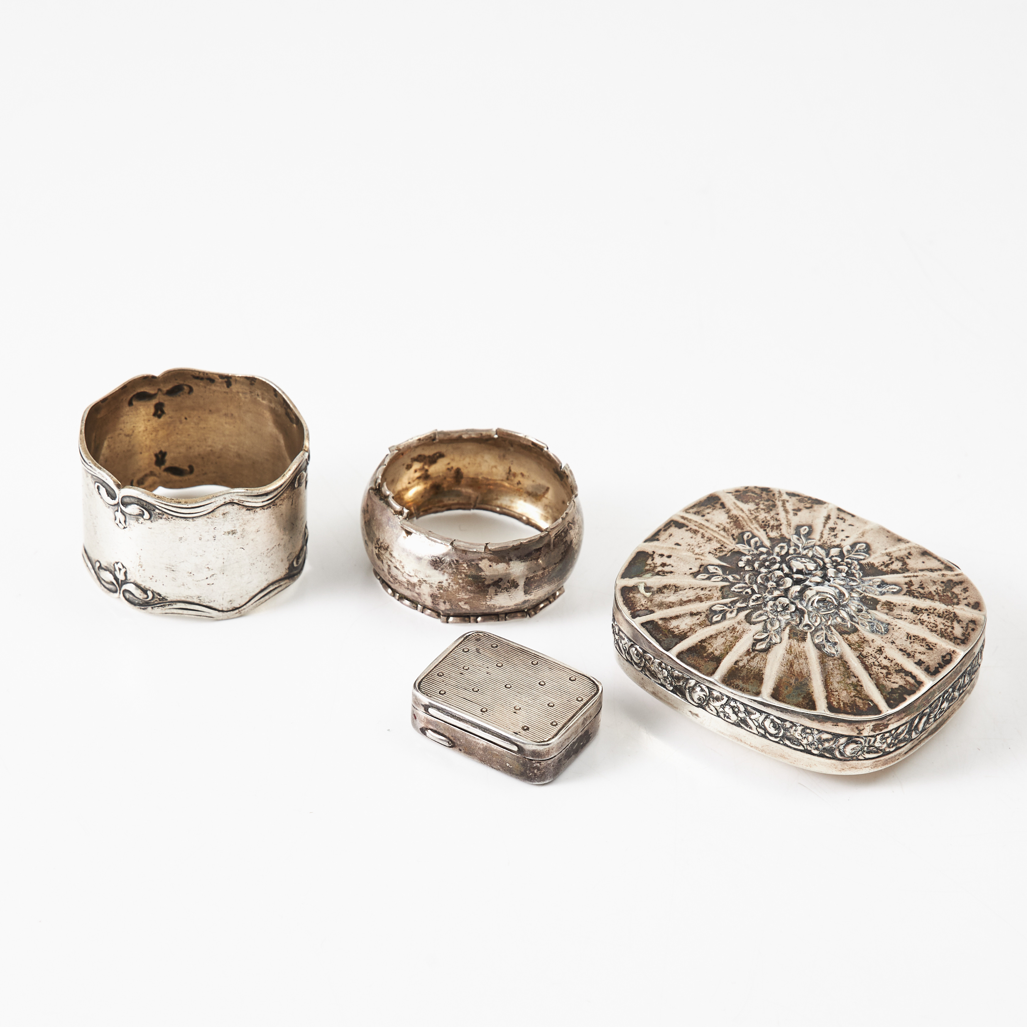 DOSOR, 2 st, SERVETTRINGAR, 2 st, silver, varierande mästarstämplar och årsstämplar.
