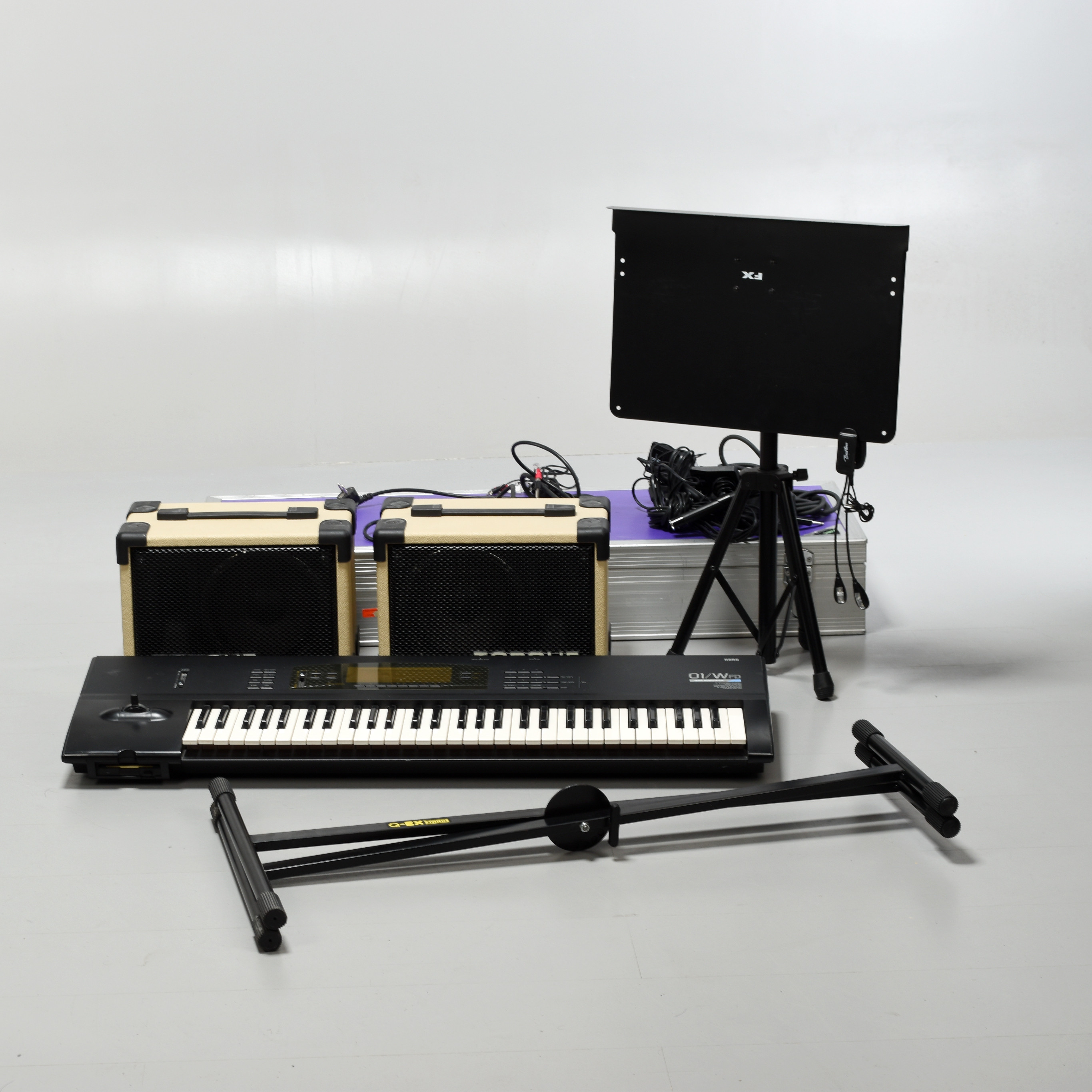 SYNTHESIZER / MUSIC WORKSTATION MED TILLBEHÖR, Korg 01/WFD, 1900-talets slut.