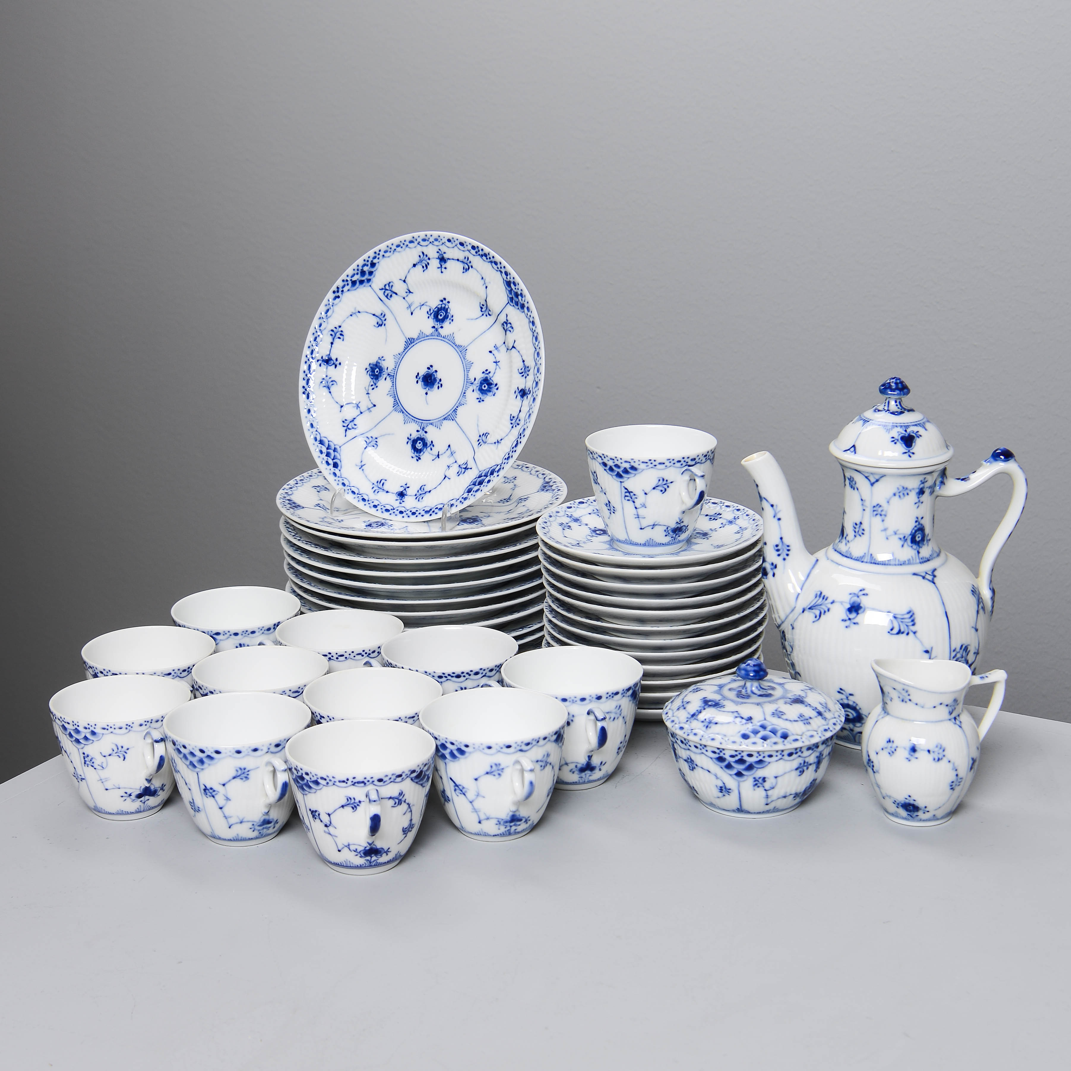 MUSSELMALET, kaffeservis för 12 personer, halvblond, Royal Copenhagen, Danmark (27 delar).