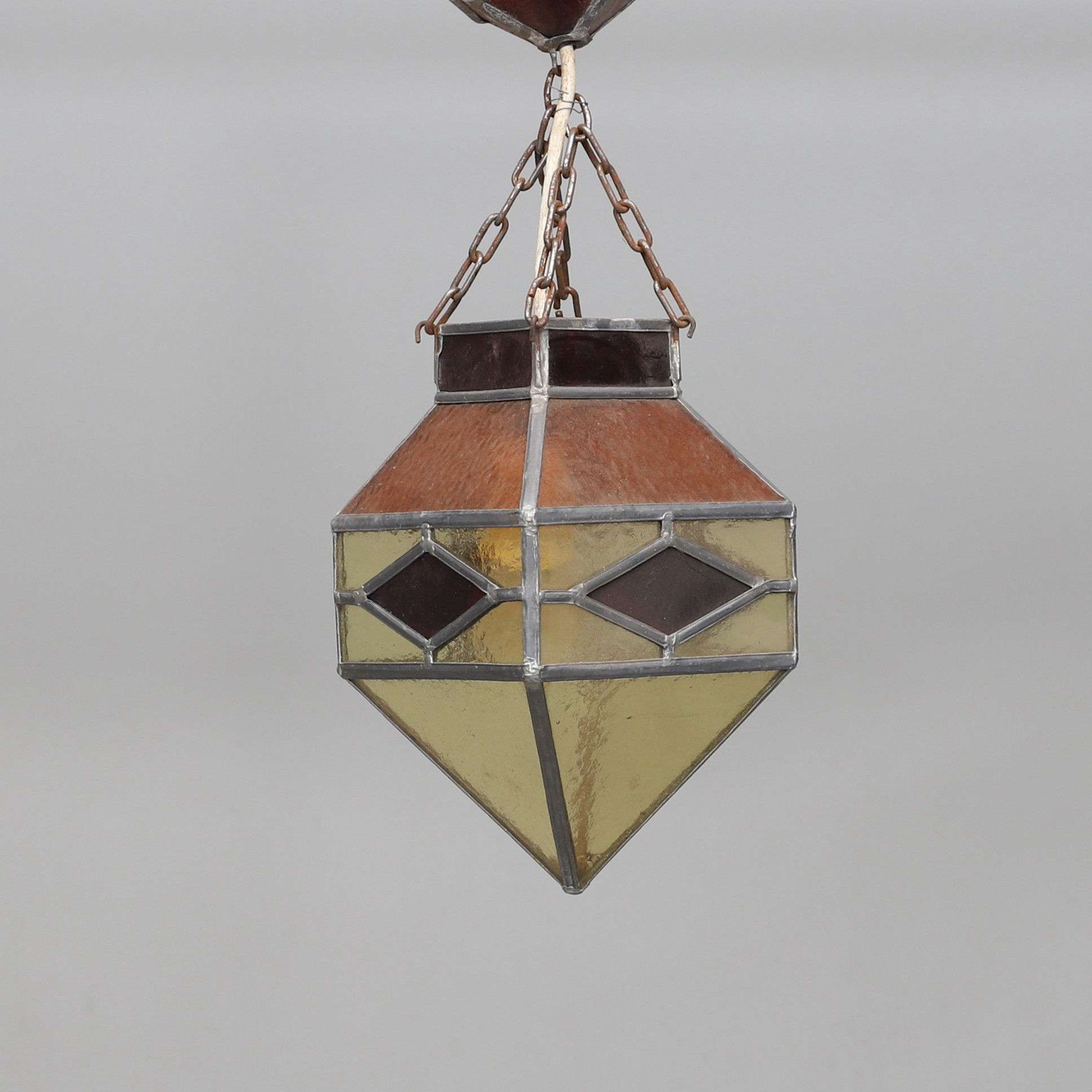 TAKLAMPA, blyinfattat glas, 1900-talets första hälft.