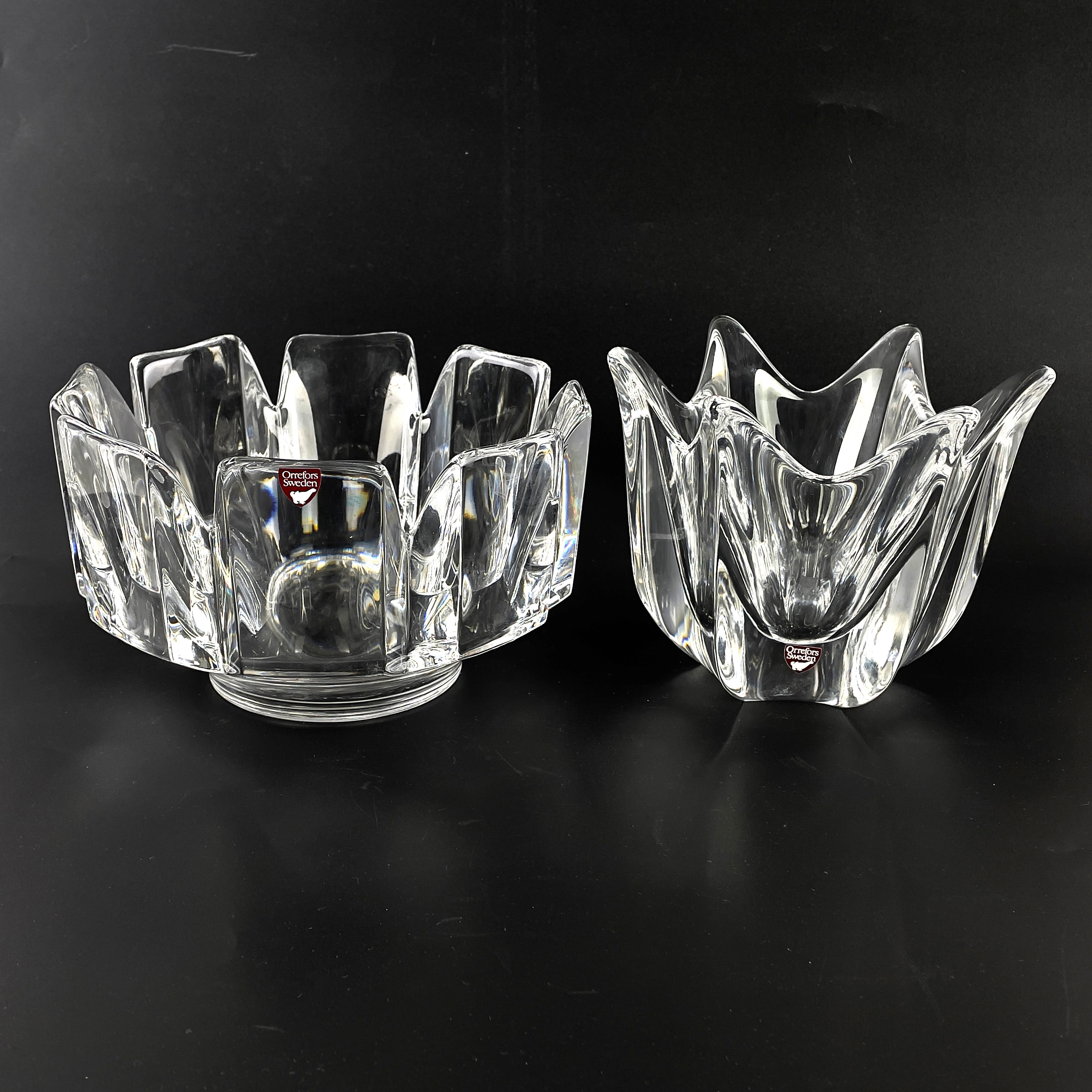 KRISTALLSKÅLAR, 2 st, glas, Orrefors, bl a Lars Hellsten, etikettmärkta.