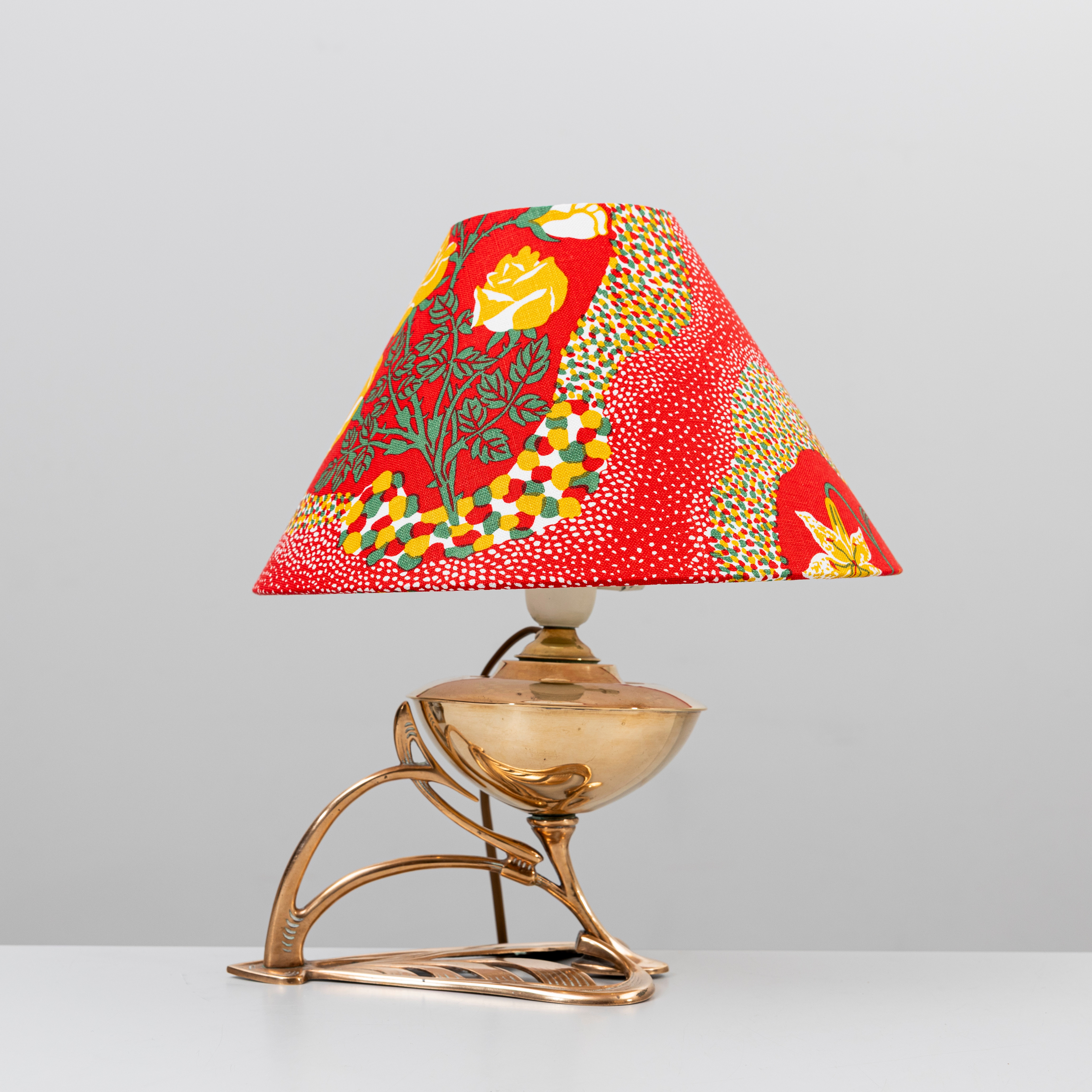 BORDSLAMPA, mässing, jugend, omarbetad från fotogenlampa, katalogförd av Böhlmarks 1904-1912 samt SKÄRM klädd med tyg "Catleya", Josef Frank, Firma svenskt tenn.