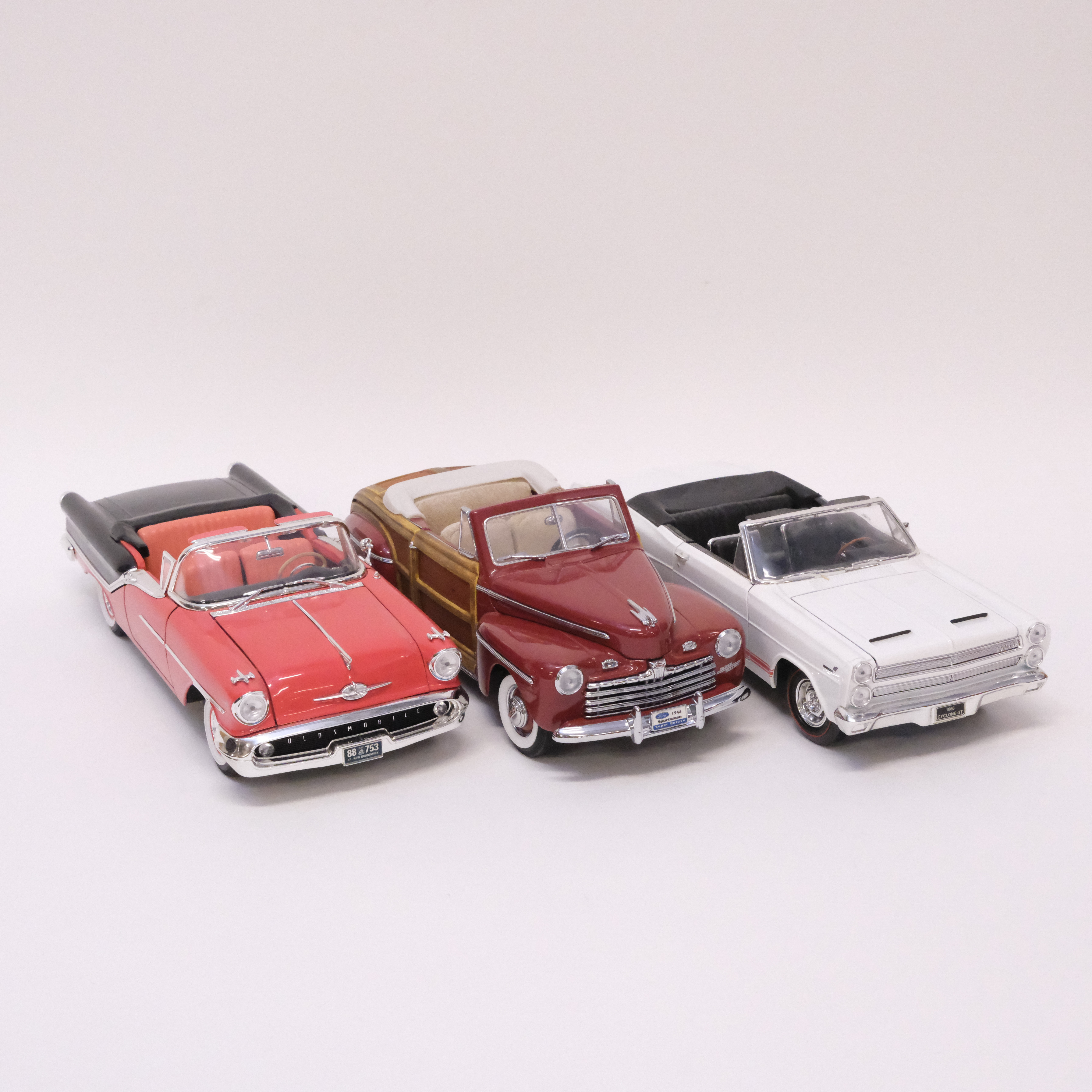 ROAD/SIGNATURE MODELS. TRE MODELLBILAR. SKALA 1:18.