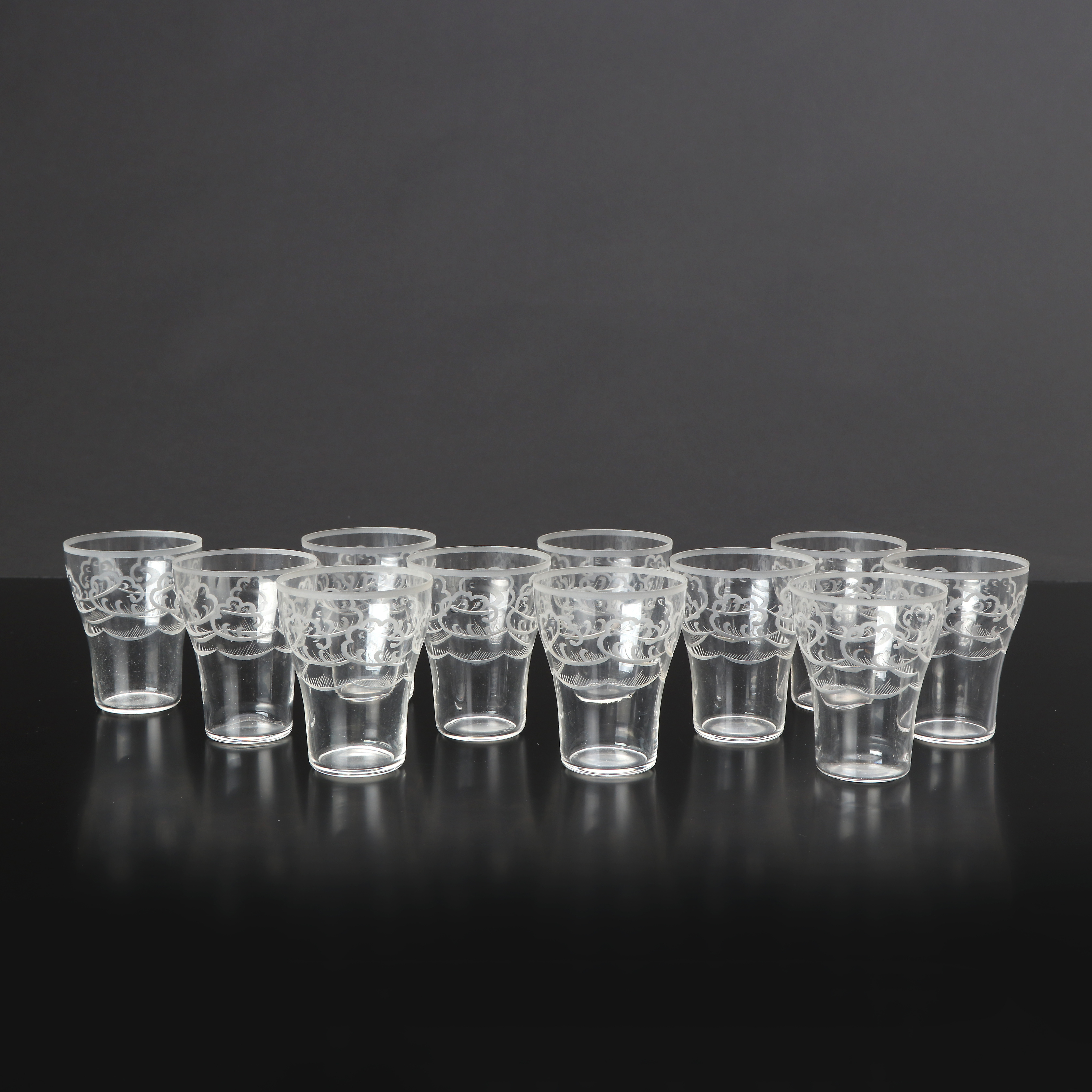 SIMON GATE. GLAS, 11 ST. Med slipad dekor. "Molnet". Orrefors, signerade undertill.