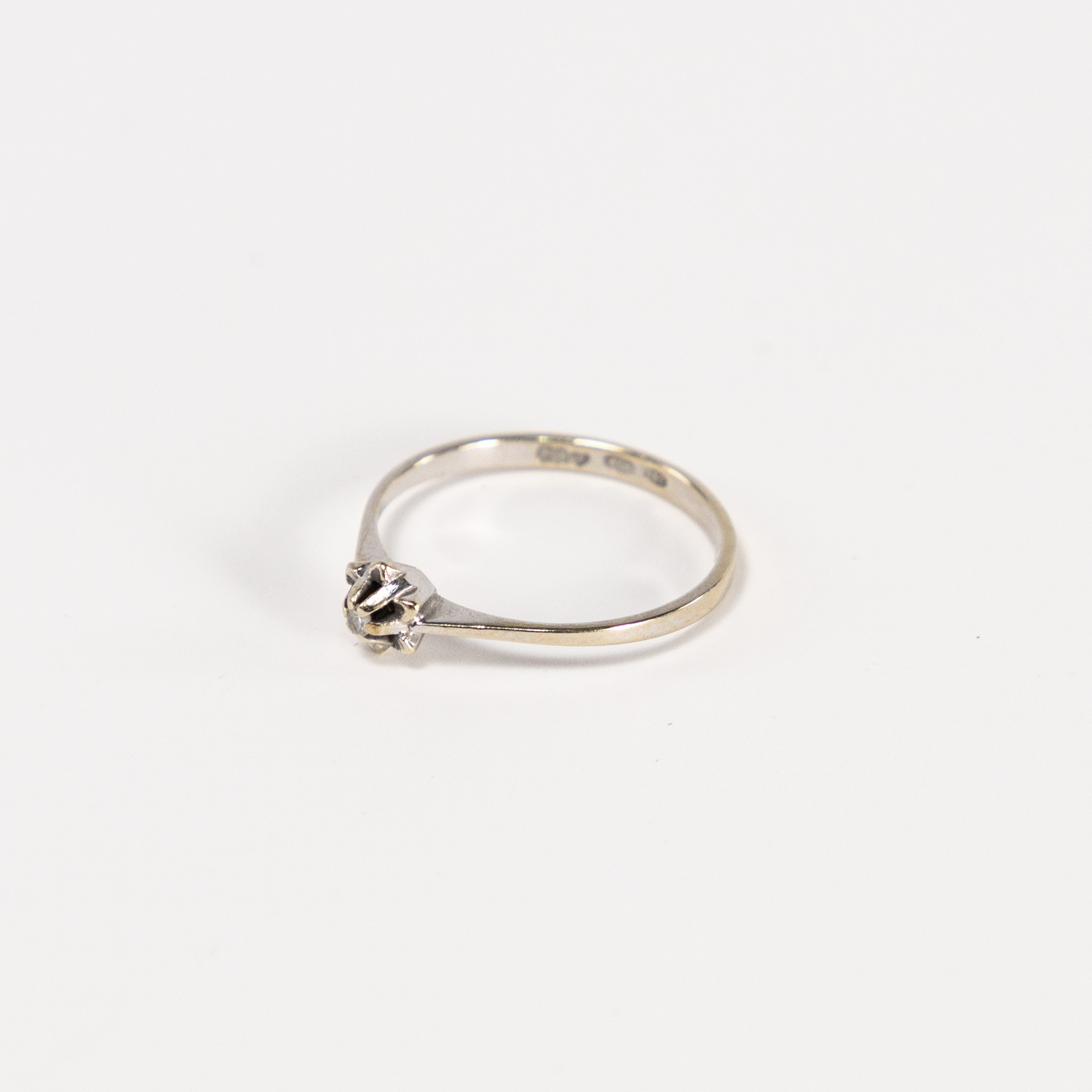 RING. 18k vitguld.