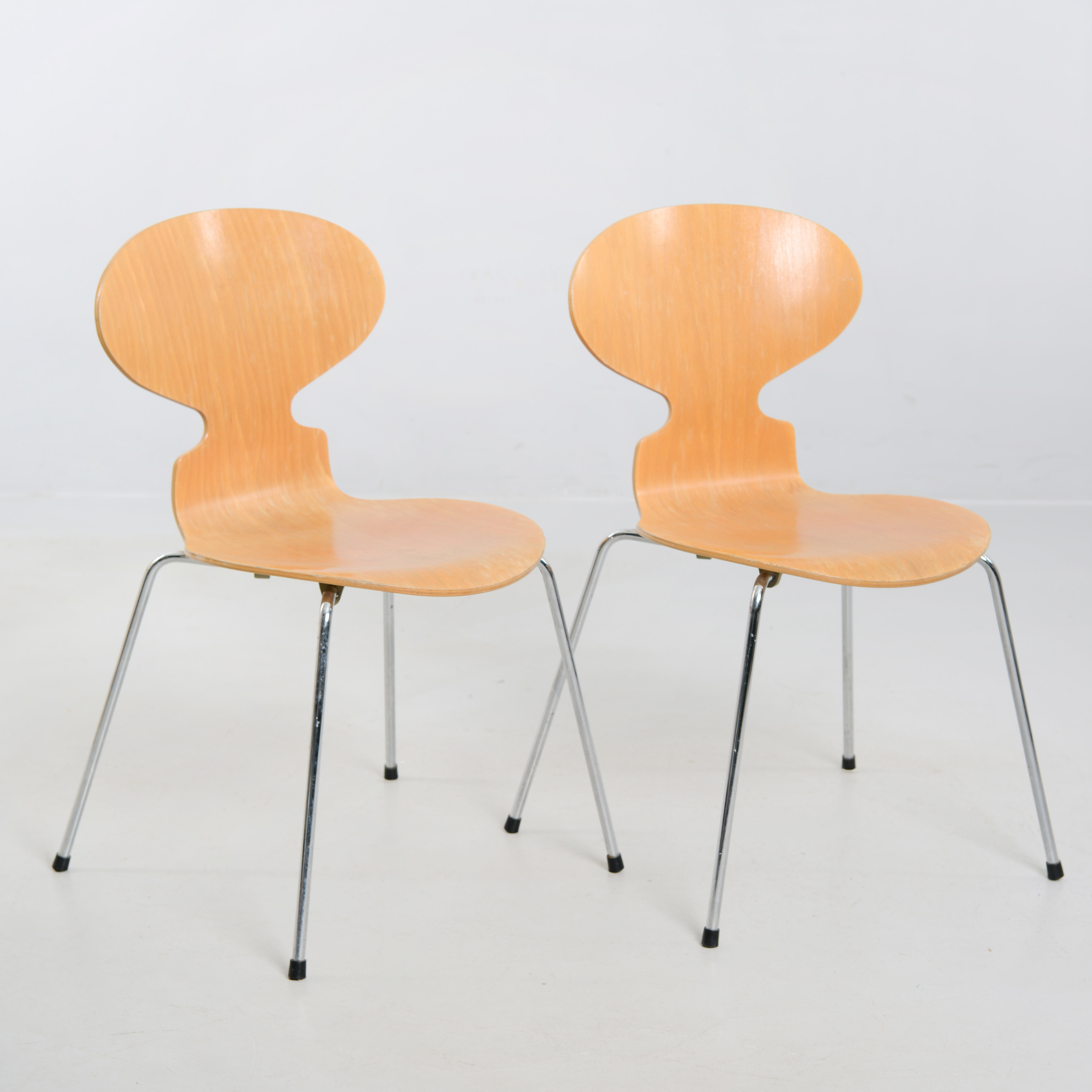 ARNE JACOBSEN. Stolar, "Myran", 2 st, Fritz Hansen, Danmark, 1960-tal.