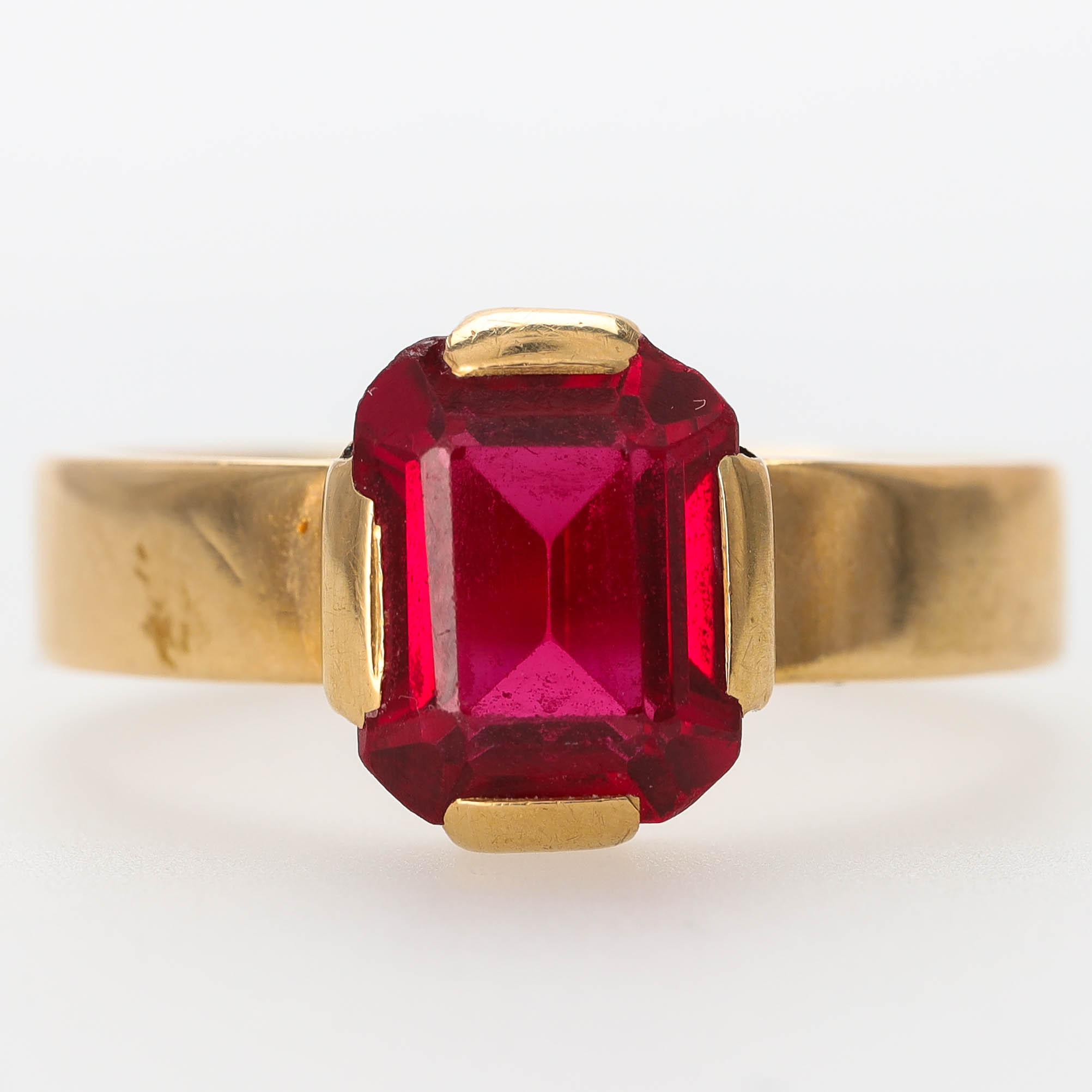 RING, 18 k guld, syntetisk rubin, Halmstad 1896.
