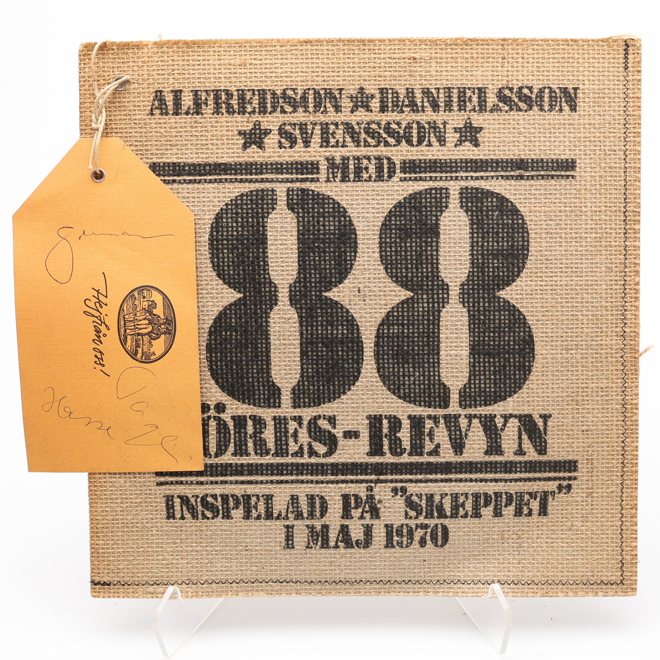 AUTOGRAFER/SVENSKA LJUD. LP-SKIVAN 88-ÖRES-REVYN MED GUNNAR SVENSSON, HASSE ALFREDSON OCH TAGE DANIELSSON INSPELAD PÅ "SKEPPET" I MAJ 1970. MED GUNNAR SVENSSONS OCH HASSE & TAGES AUTOGRAFER.