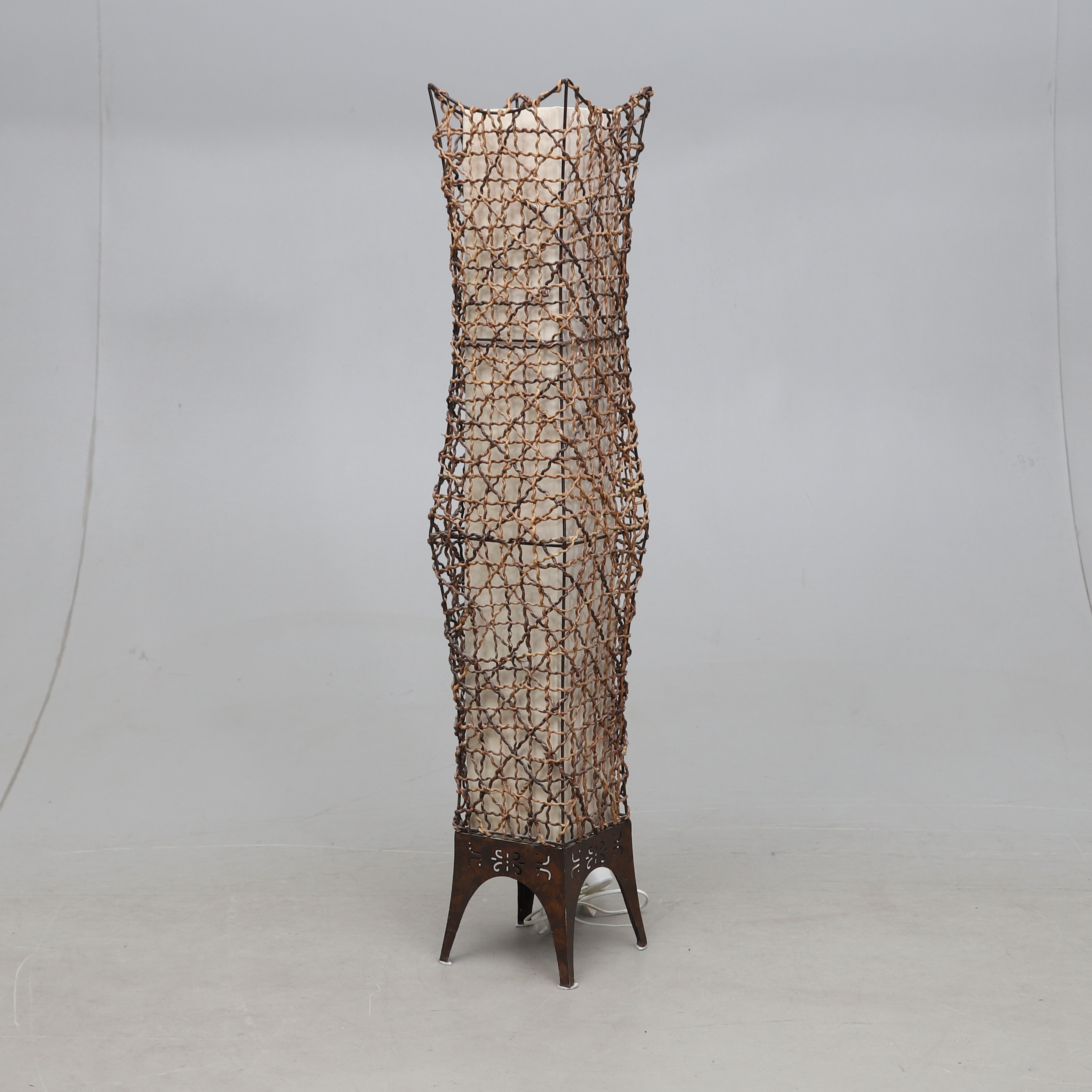 GOLVLAMPA, metall, textil och snöre, 19/2000-tal.