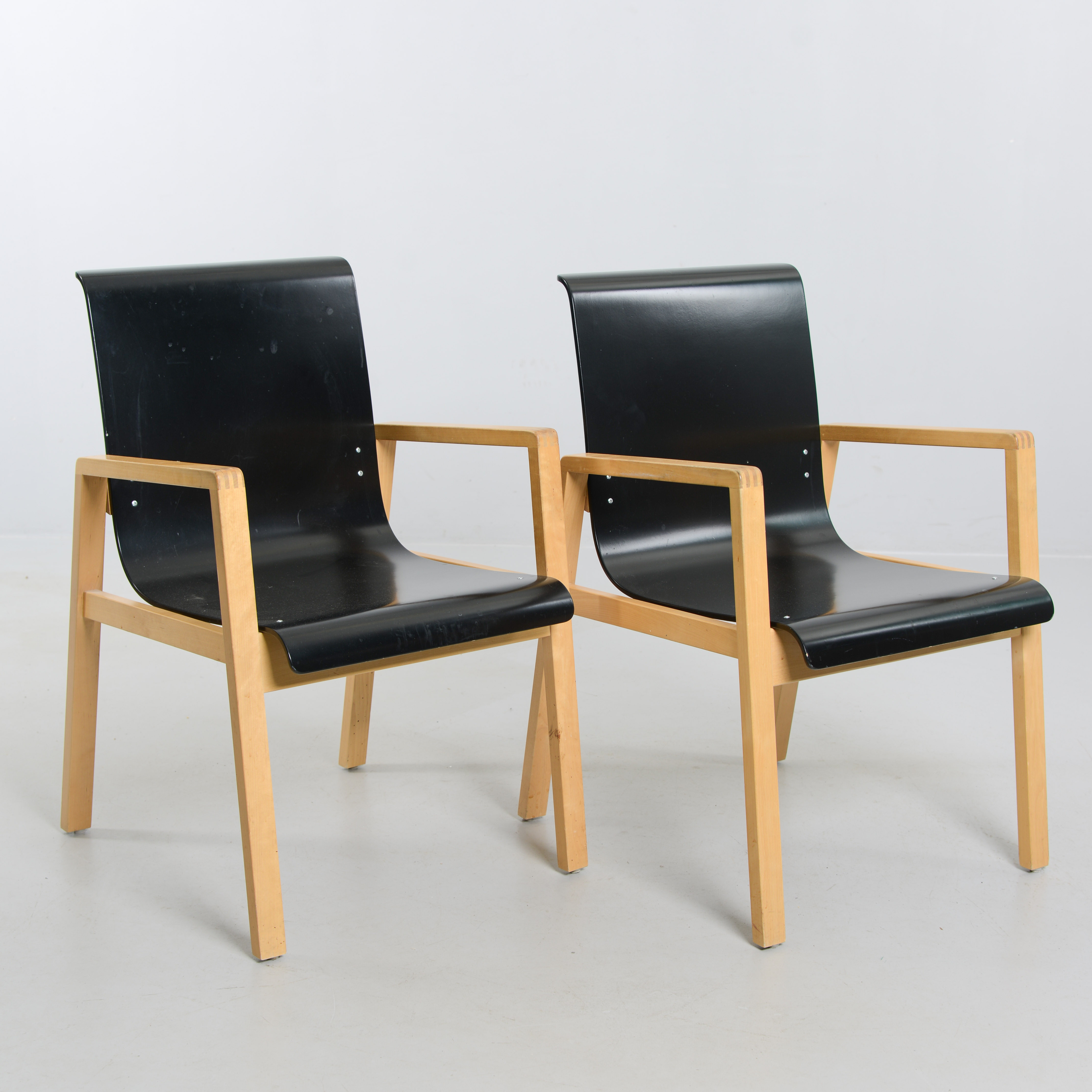 ALVAR AALTO. Karmstolar, 2 st, modell 403, Artek, 1960-tal.