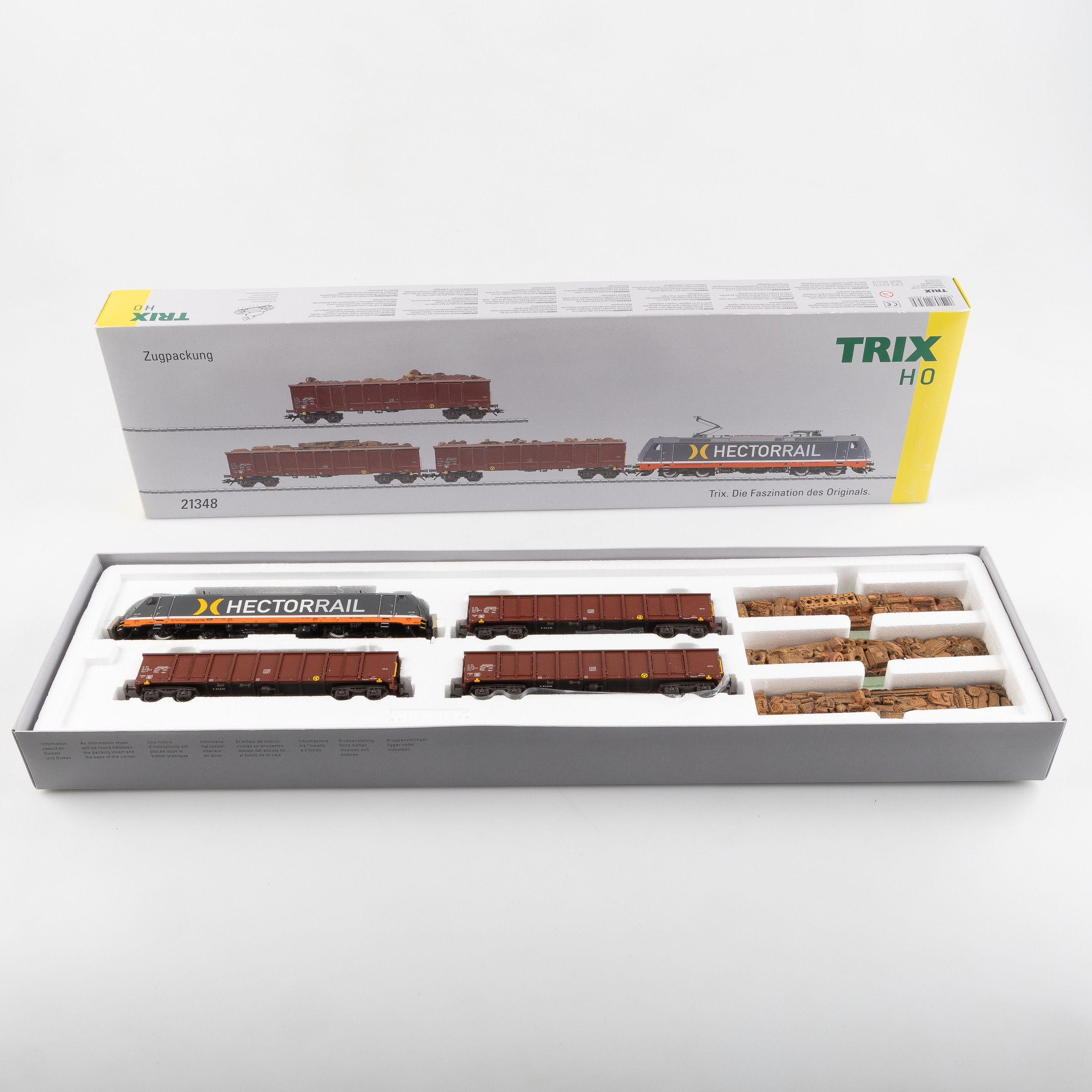 TRIX, modelljärnvägsdelar, 4 st, varav 1 Hectorrail Ellok 241 med 3 godsvagnar, "21348".