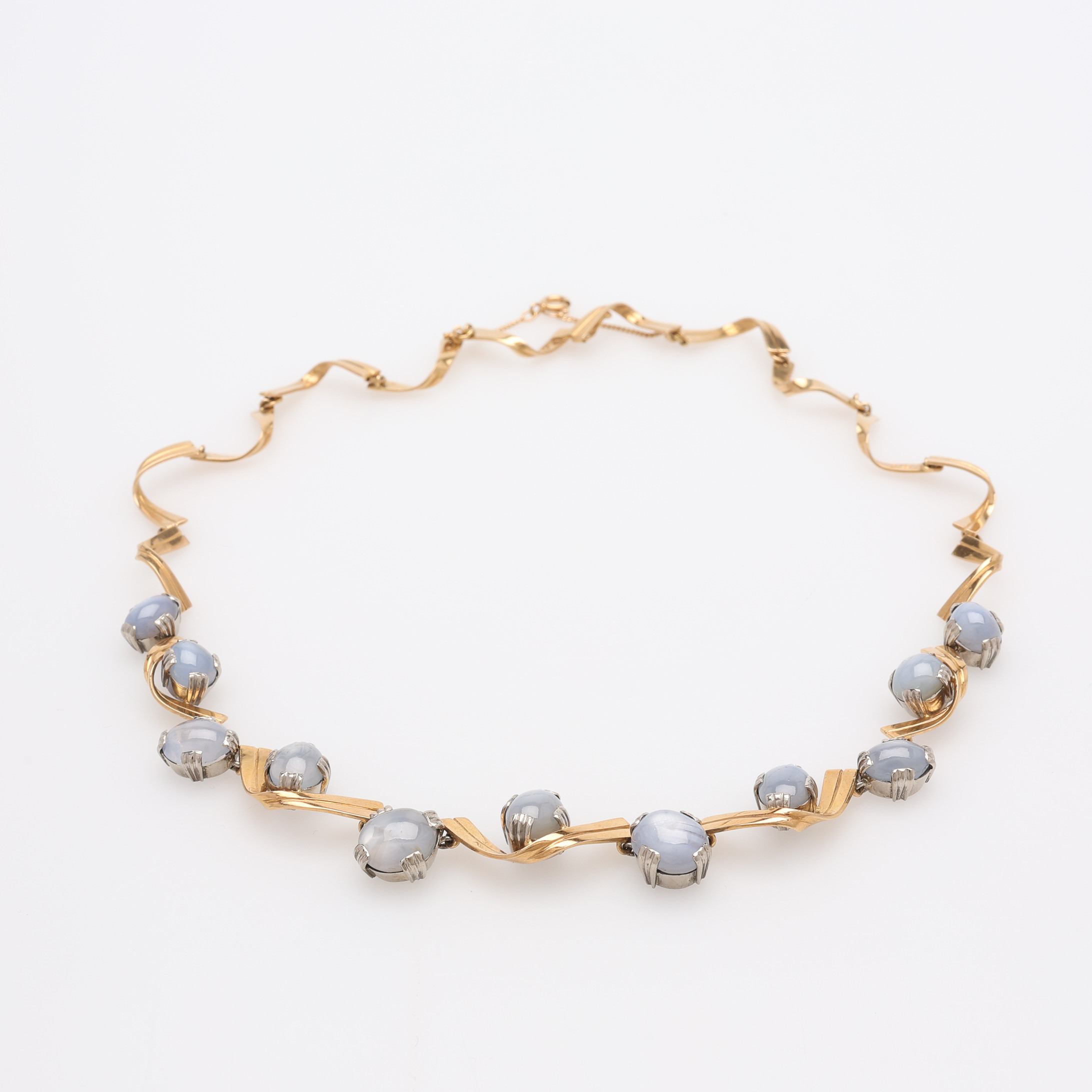 COLLIER ELON ARENHILL 18K OCH STJÄRNSAFIRER.