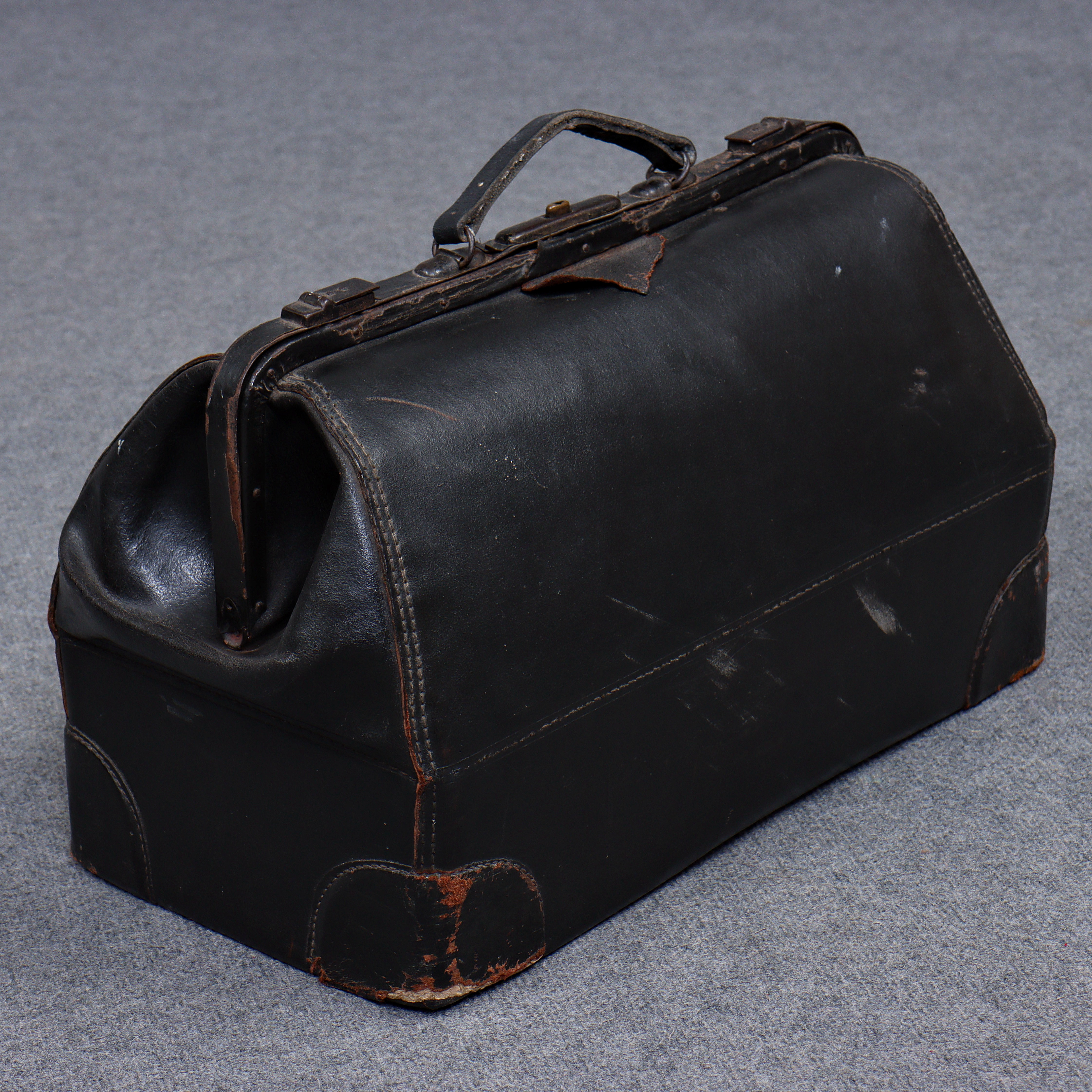 ÄLDRE DOKTORSVÄSKA, LÄDER, 1900-TALETS FÖRSTA HÄLFT.