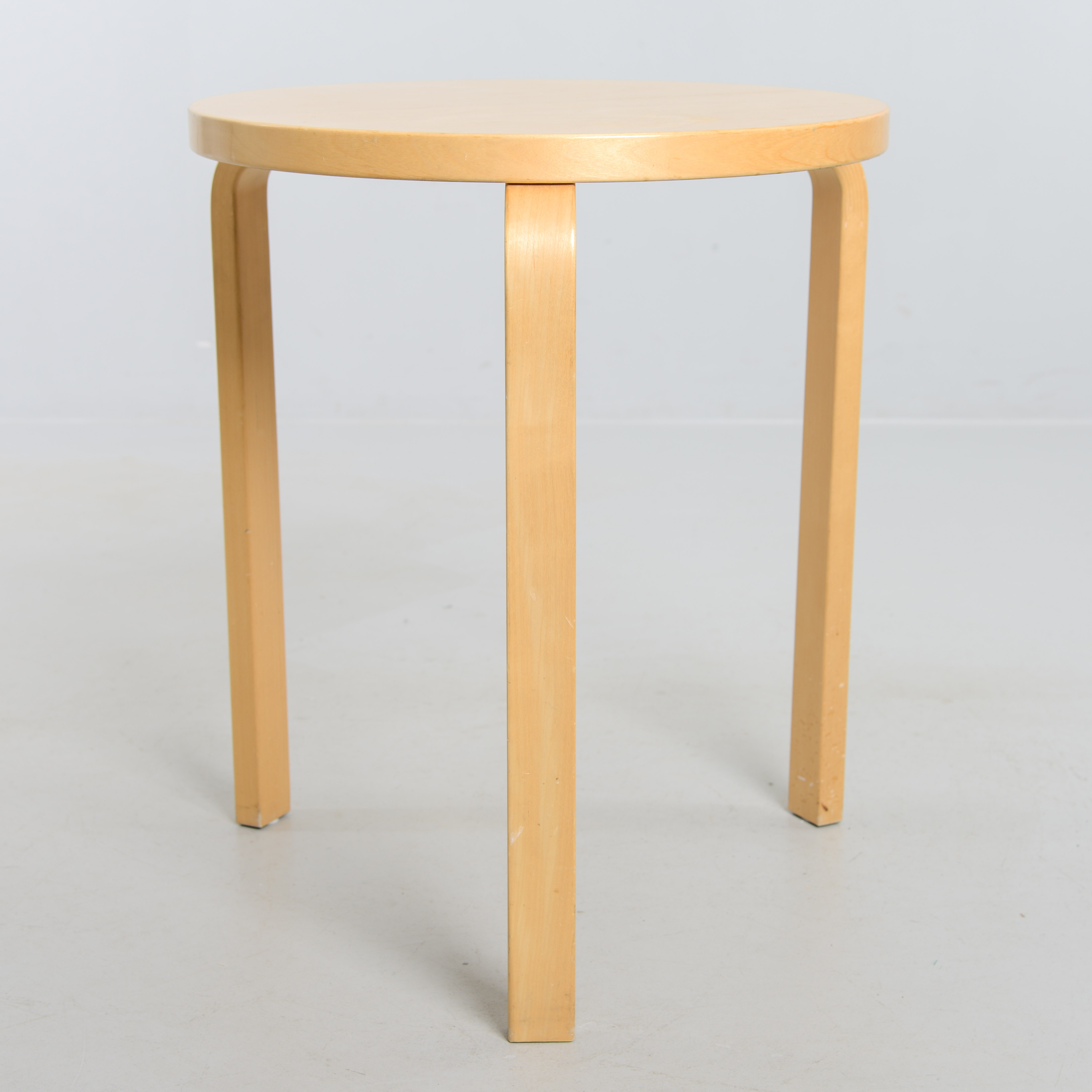 ALVAR AALTO. Bord, Artek, Finland, tillverkningsår 2013.