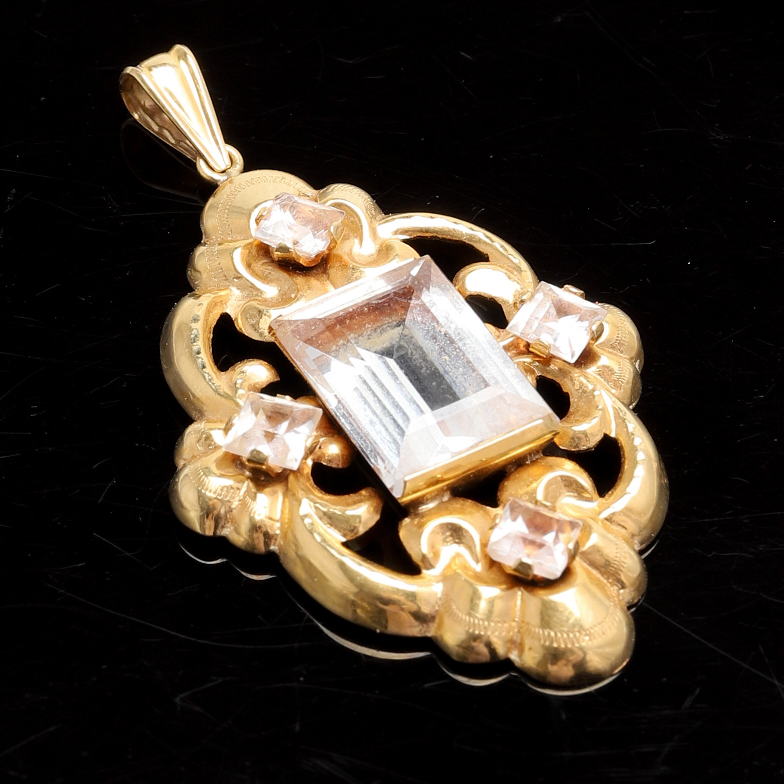 HÄNGE, 18k guld. Med slipat glas. Hovjuv Cu Hallberg Guldvarufabrik, Köping,1955. Vikt 5,4 gram.