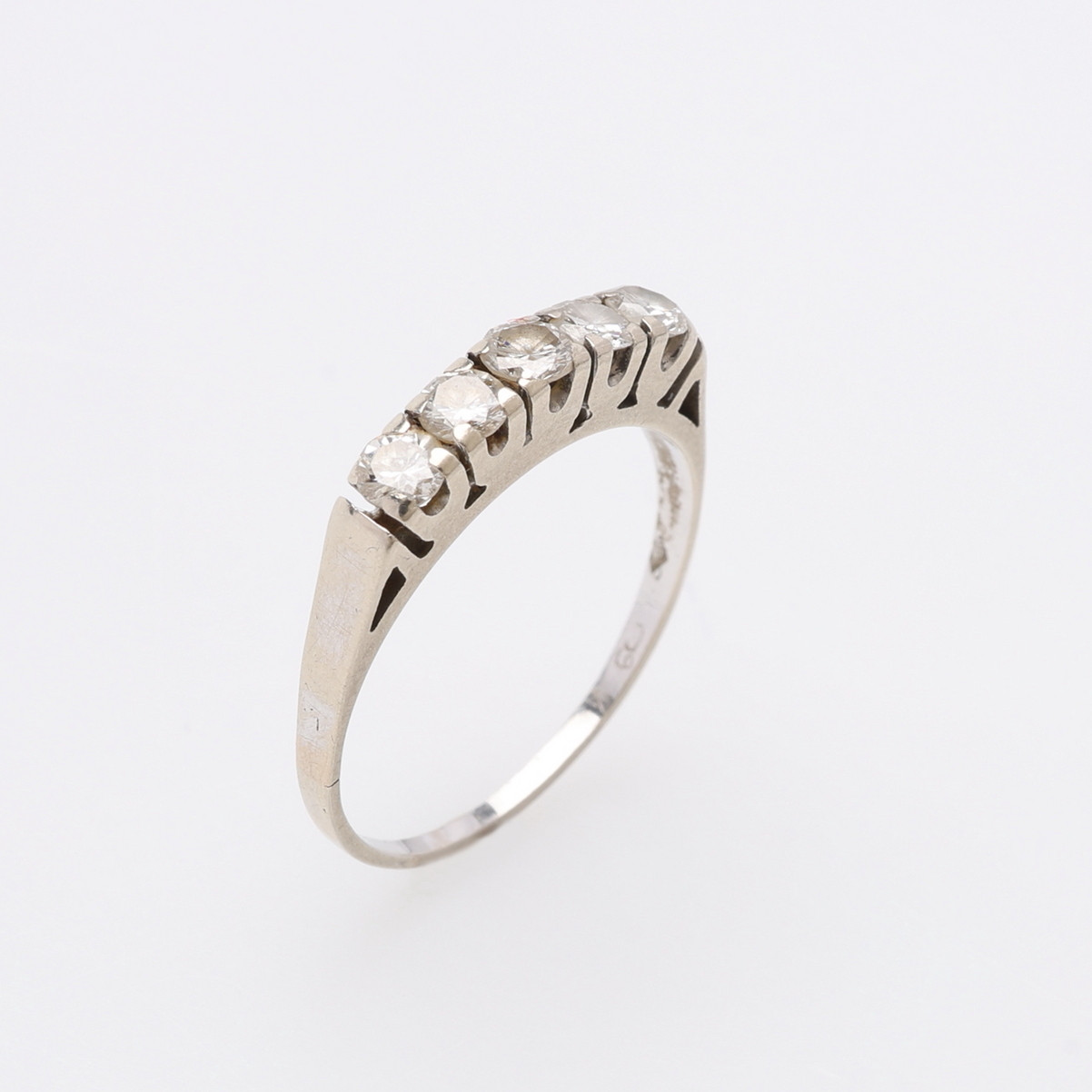 Alliansring 18K vitguld 5 briljanter 0,60 ct totalt.