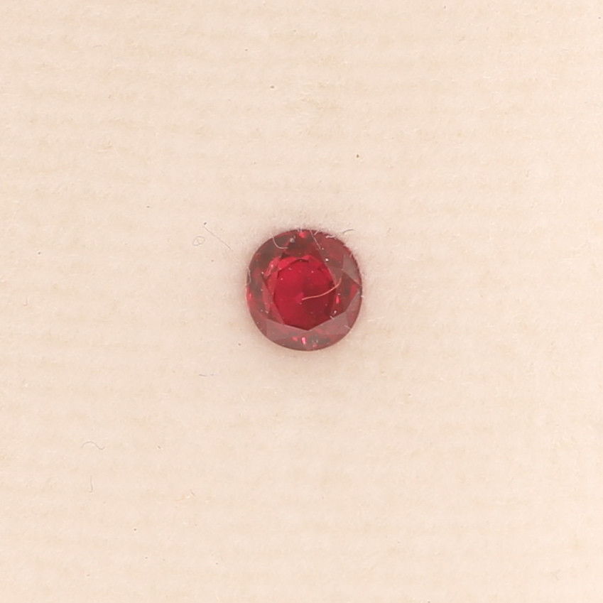 RUBIN, 0,49 ct, plomberad.