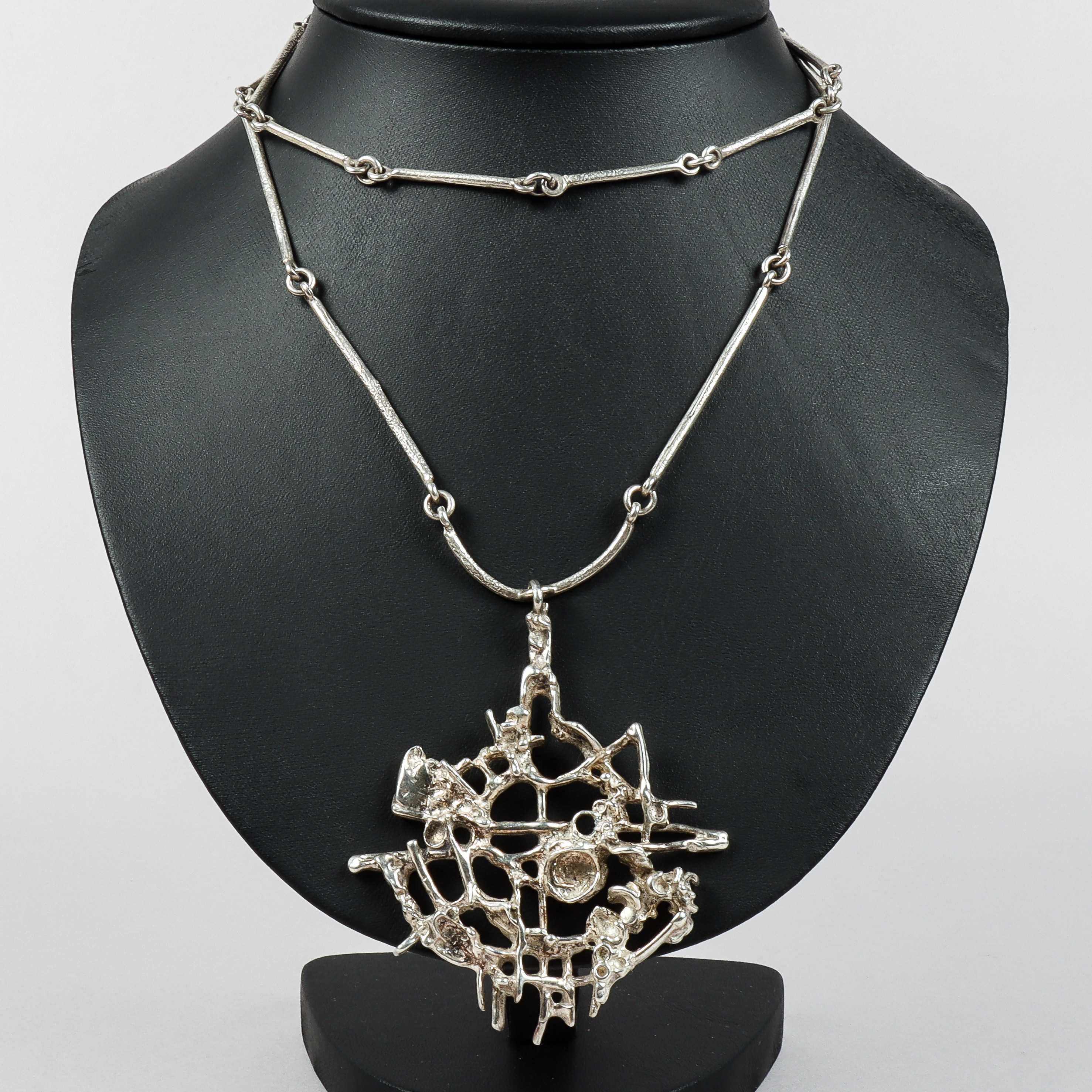 FRANK & REGINE JUHLS. Halssmycke, "Tundra" modell 654, sterlingsilver, Kautokeino, Norge.