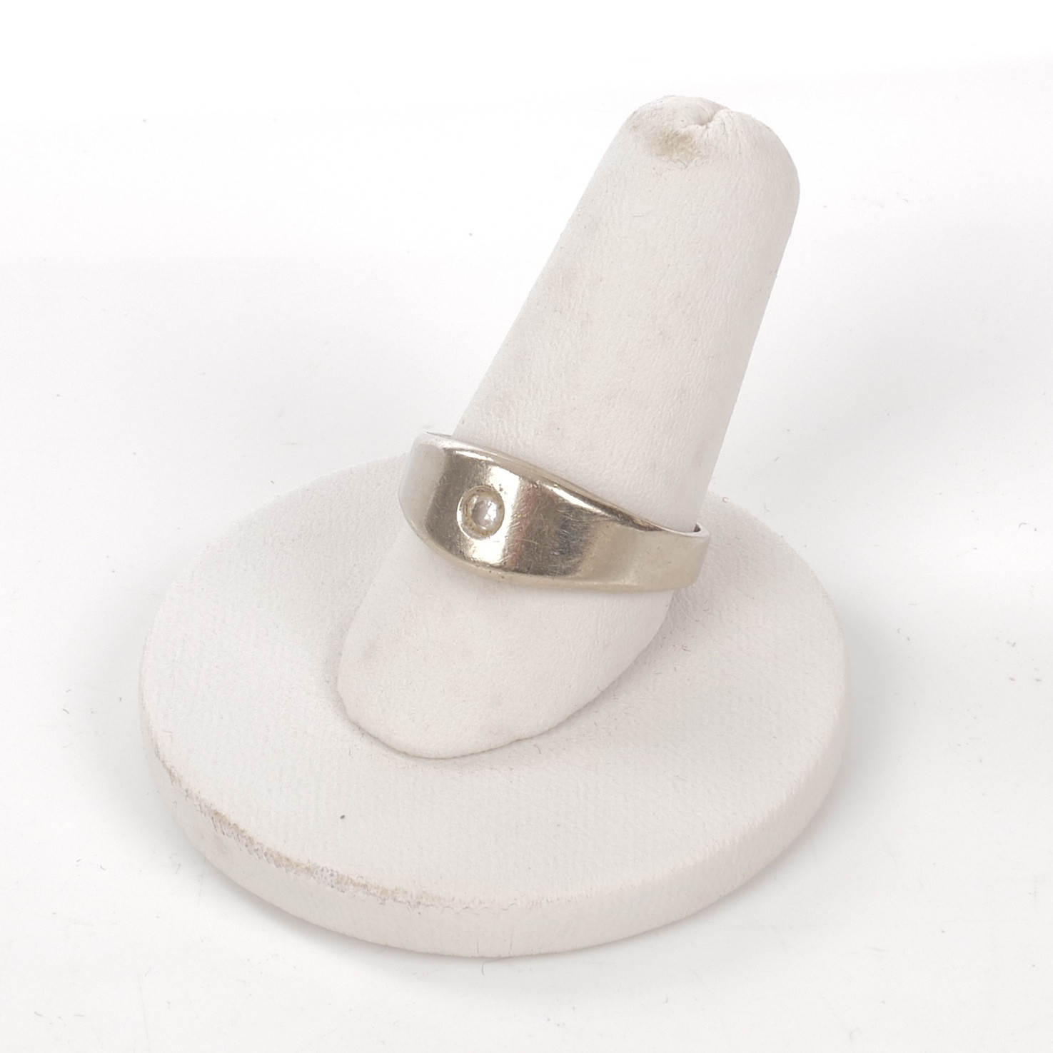 RING, 18K vitguld med diamant.