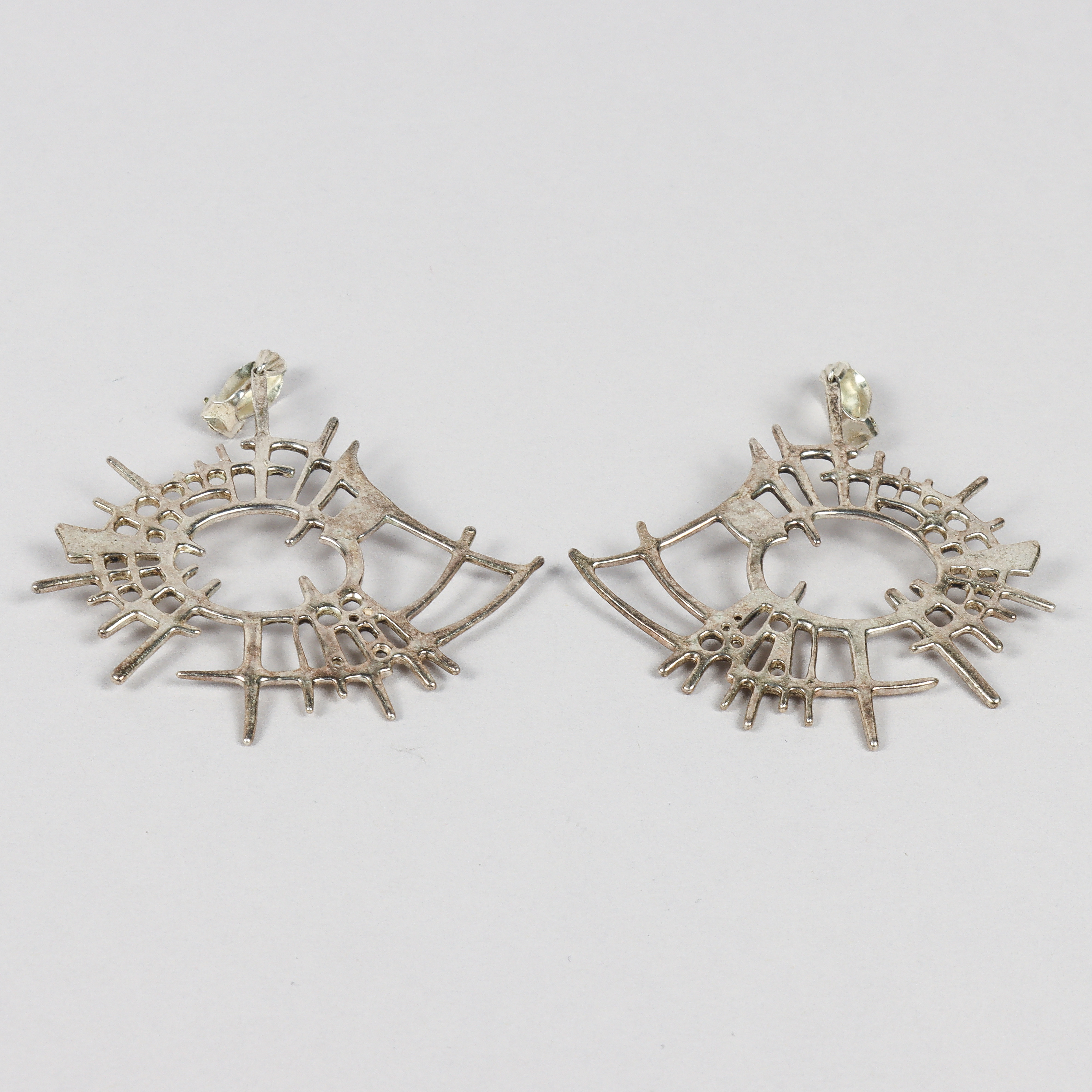 FRANK & REGINE JUHLS. Örhängen ett par, sterlingsilver, Kautokeino, Norge.