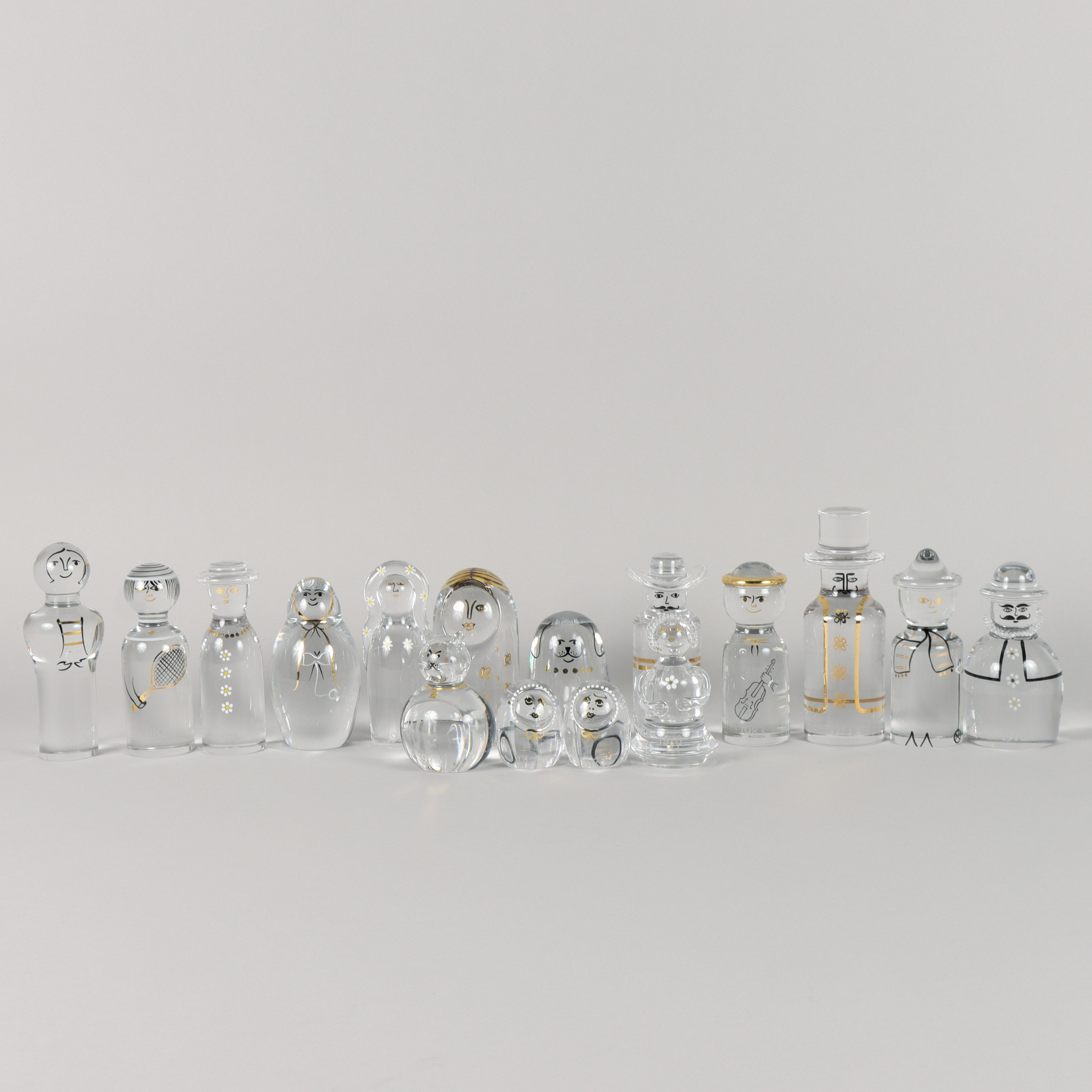 GÖRAN WÄRFF. Glasfigurer, 16 stycken, "Kostafamiljen".