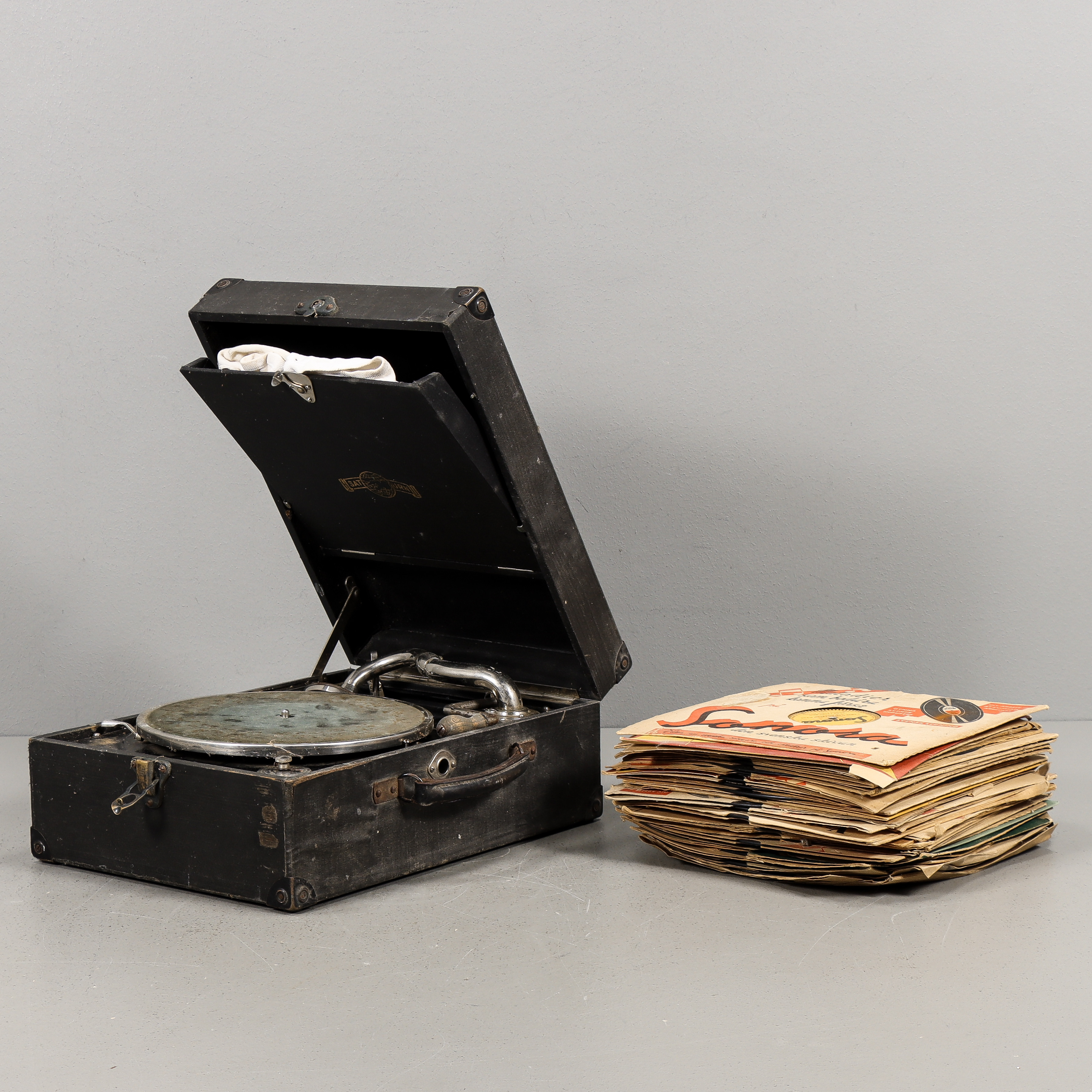 RESEGRAMMOFON med stenkakor.
