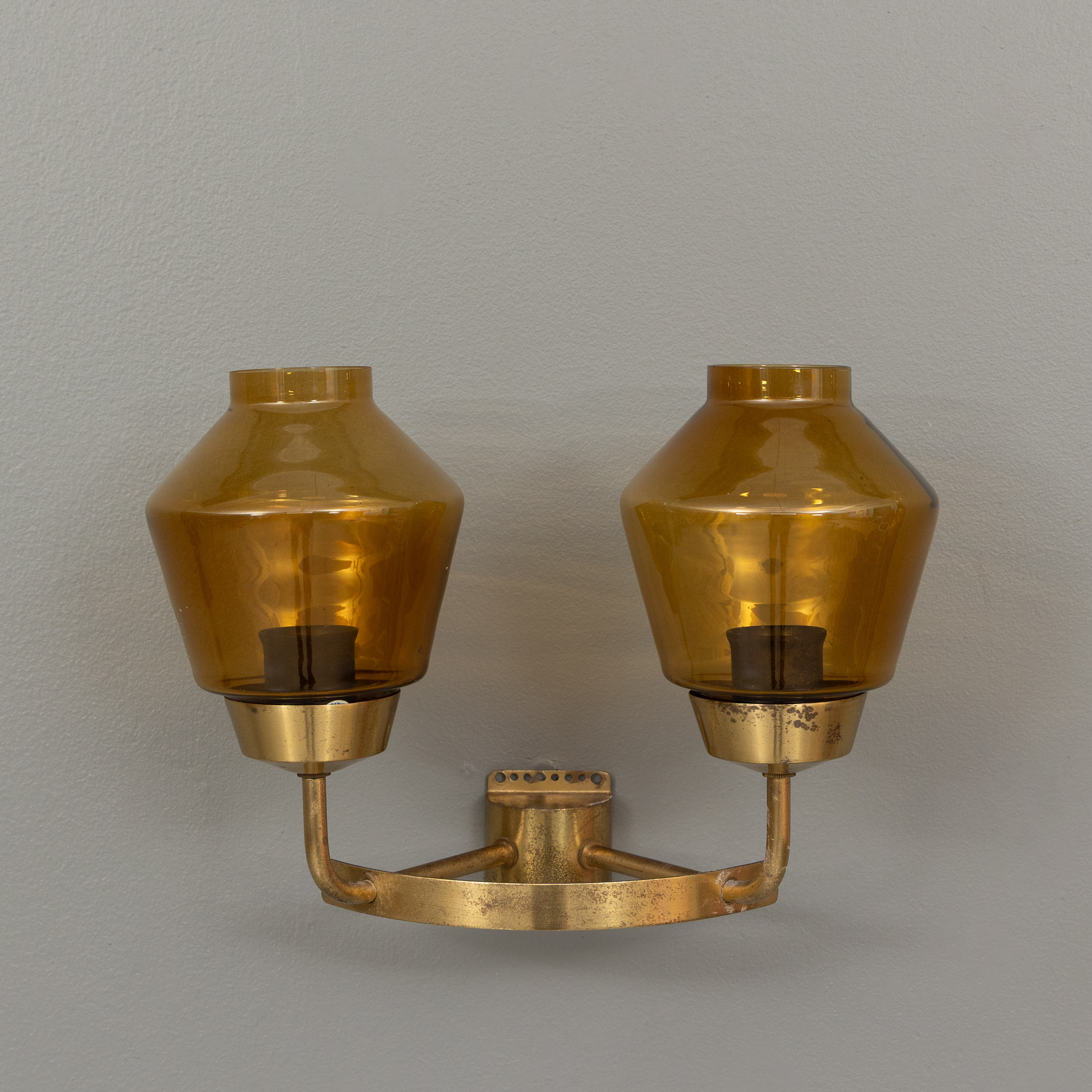VÄGGLAMPA, mässing och glas, 1900-talets andra hälft.
