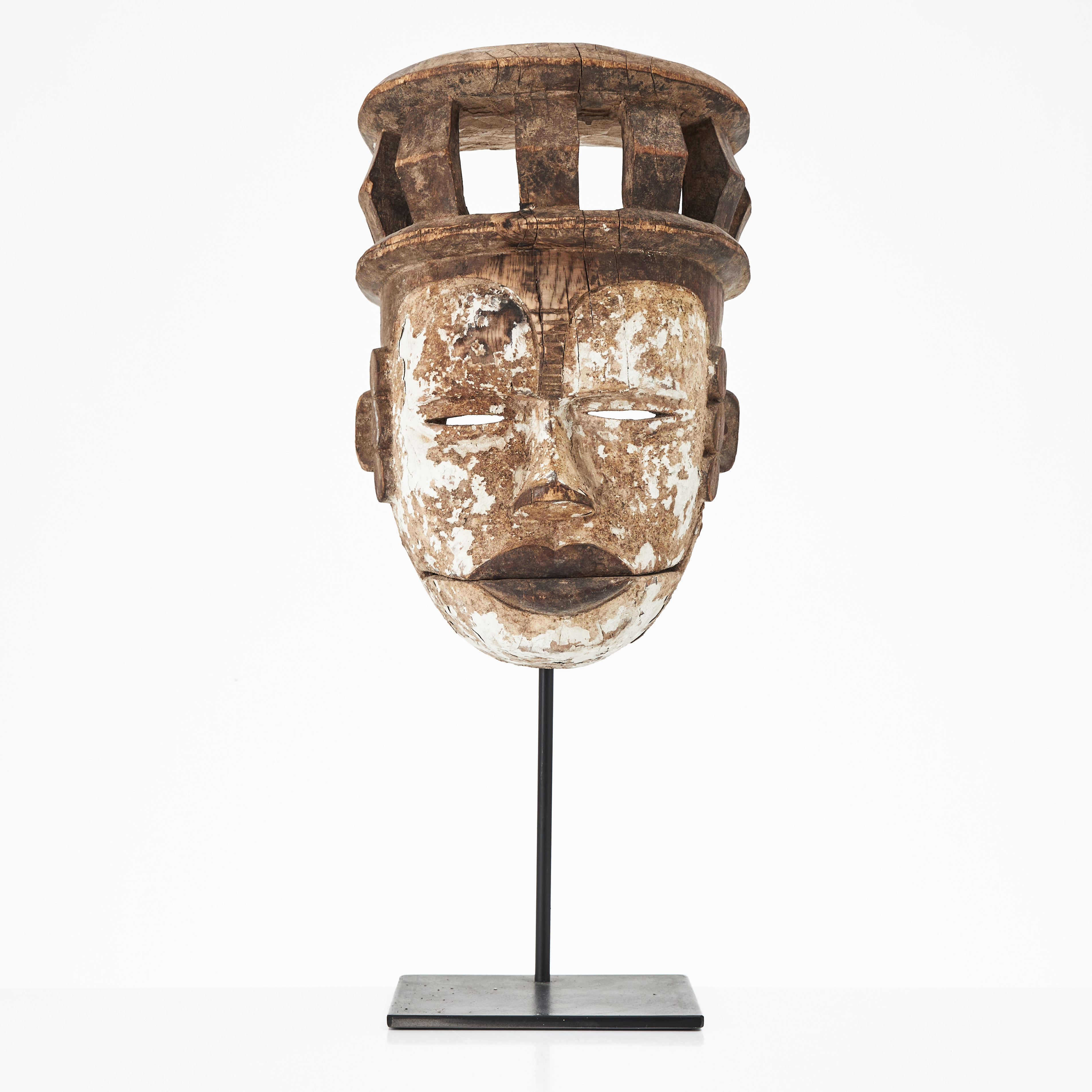 MASK, troligen Igbo, Nigeria 1900-tal. Skulpterad i trä, delvis bemålad.