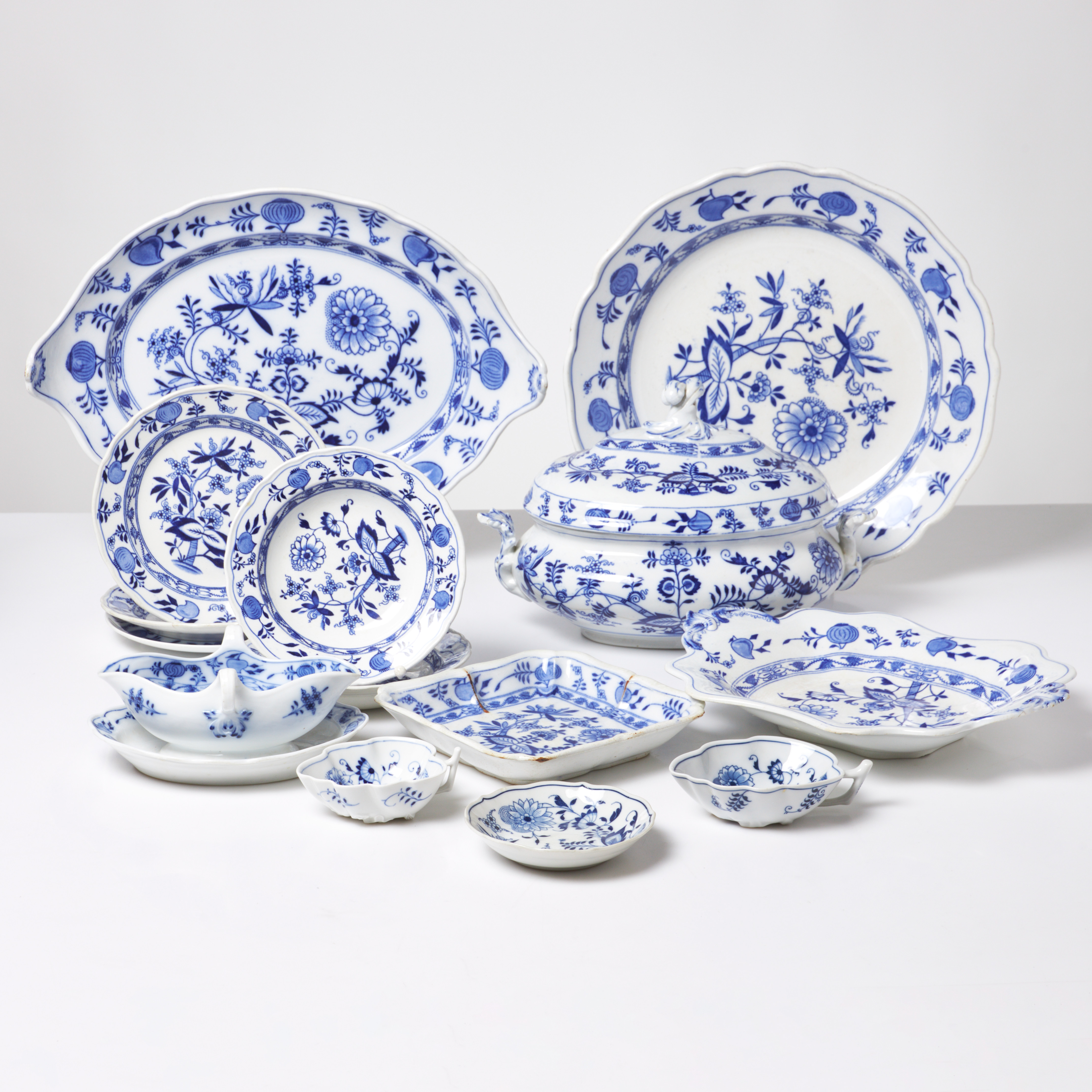 SERVISDELAR, 14 delar, "Lökmönstret", merparten Meissen Cauldon, England.