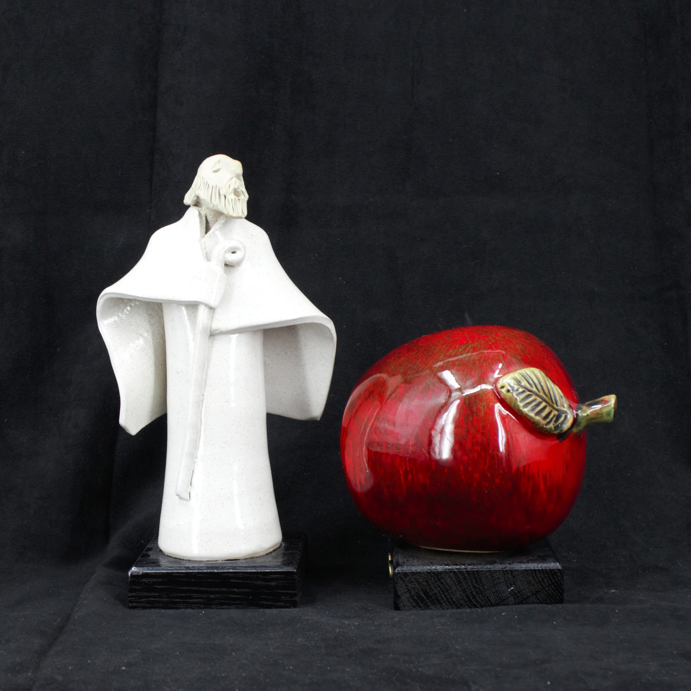 KLAS-GÖRAN KLAESSON. Skulptur och äpple, 2 delar, stengods, signerade, Klase, Höganäs.