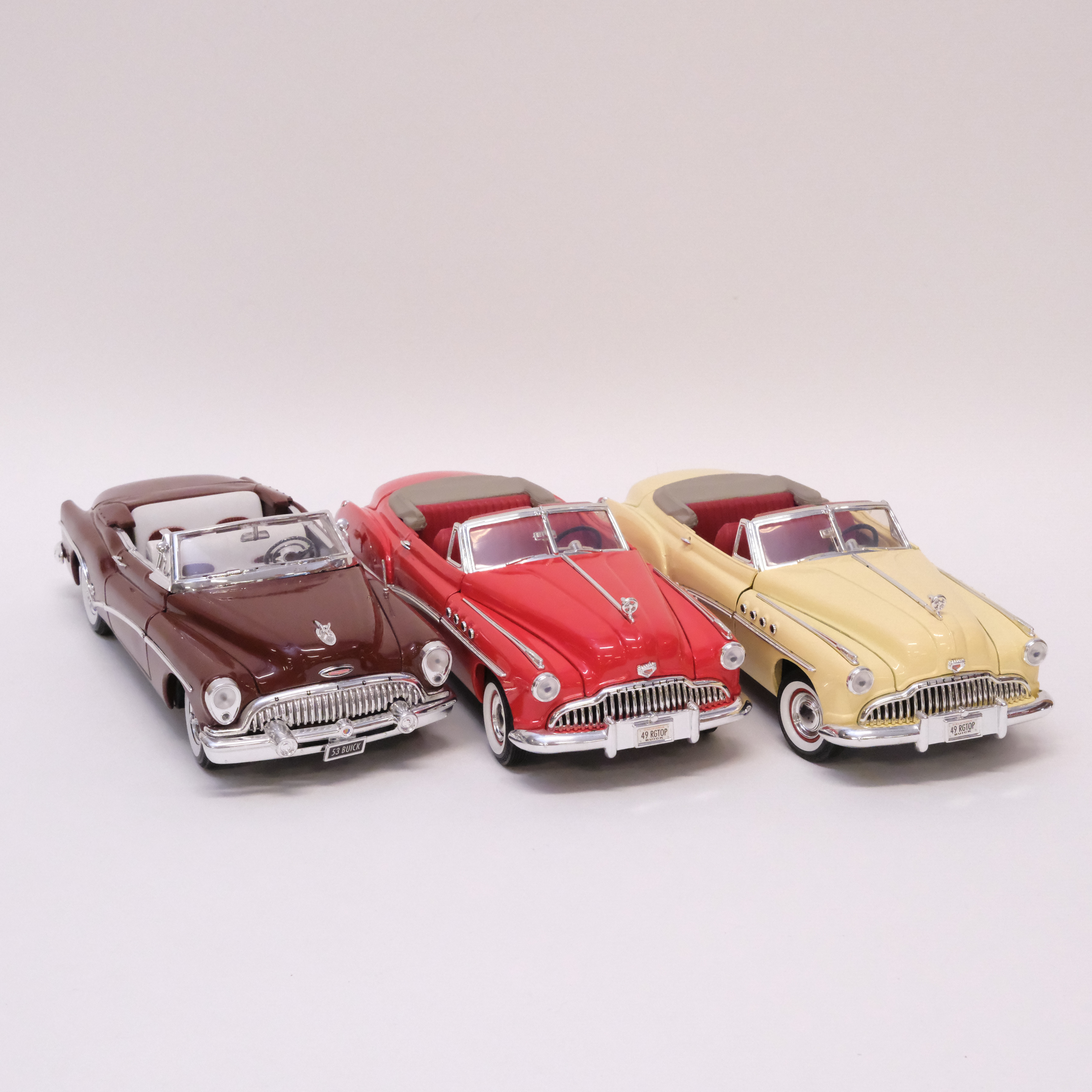 MOTOR MAX. TRE MODELLBILAR. BUICK-FORDON. SKALA 1:18.