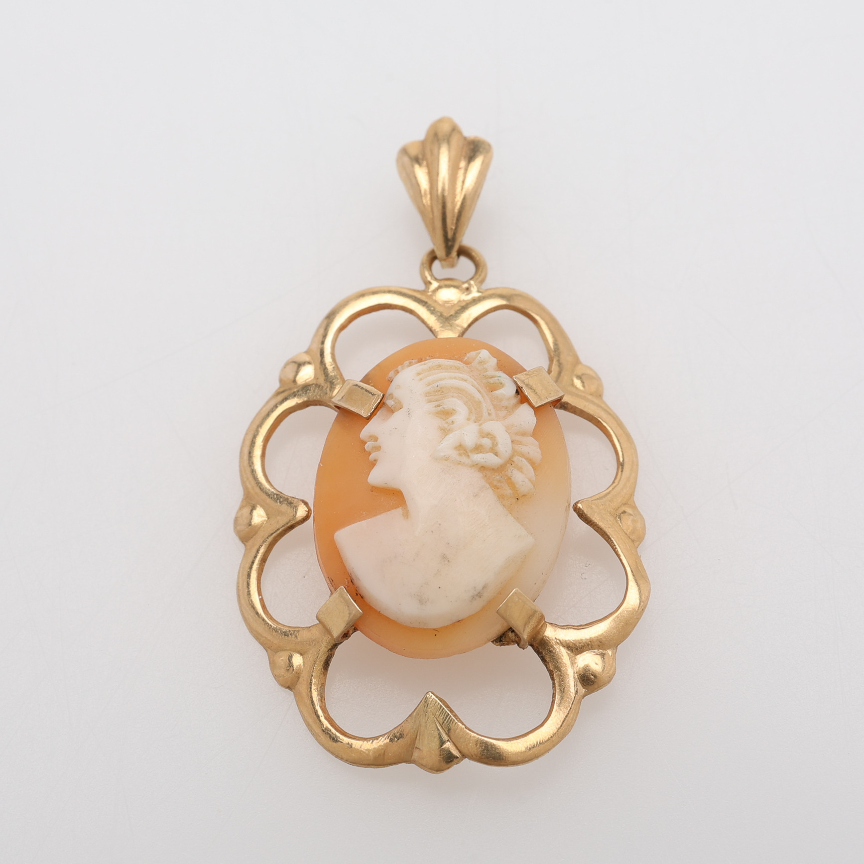 BROSCH 18K MED SNÄCKCAMÉ.