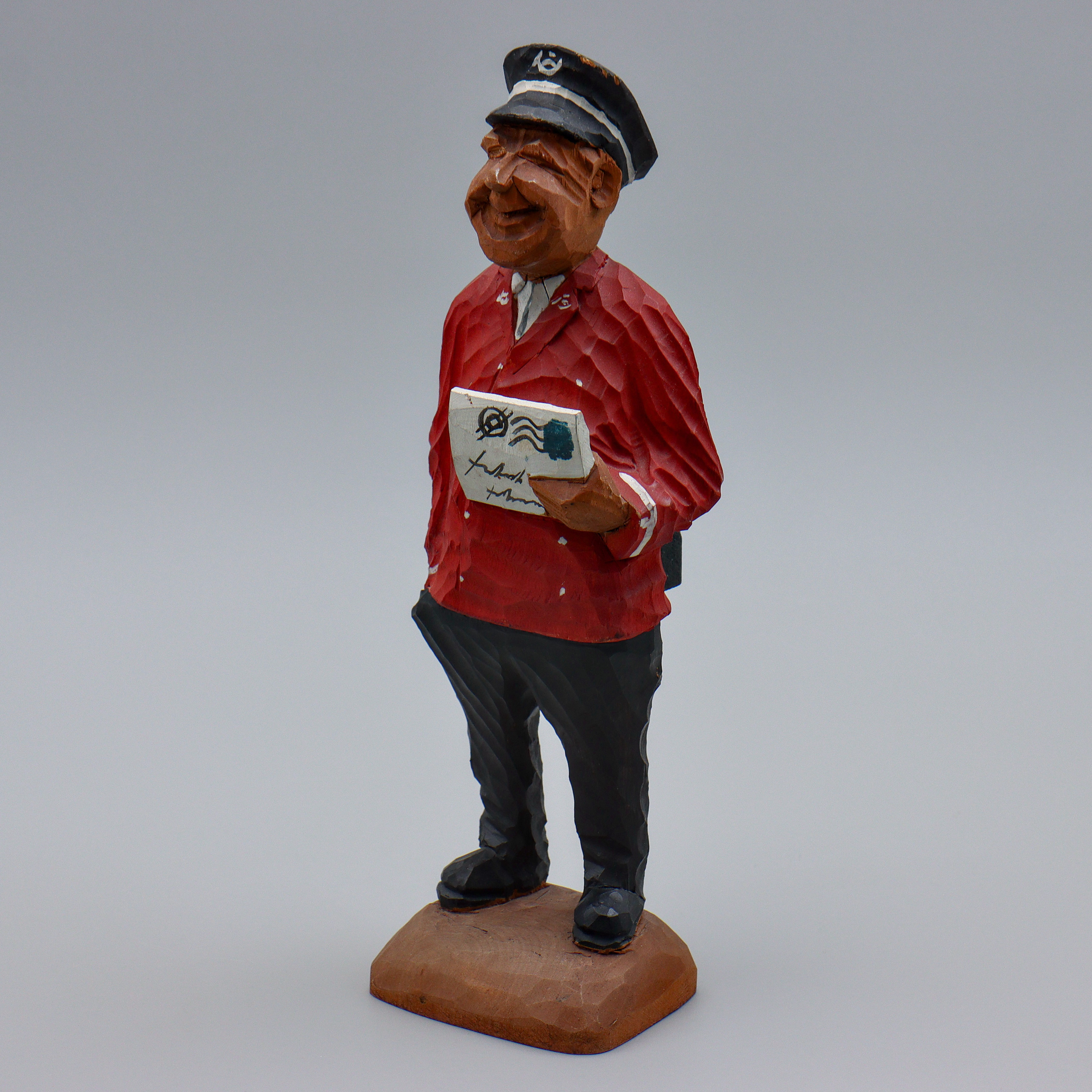 FRIHED KNUDSEN, TRÄFIGUR (28cm), "BREVBÄRARE / POSTBUD" SIGNERAD.