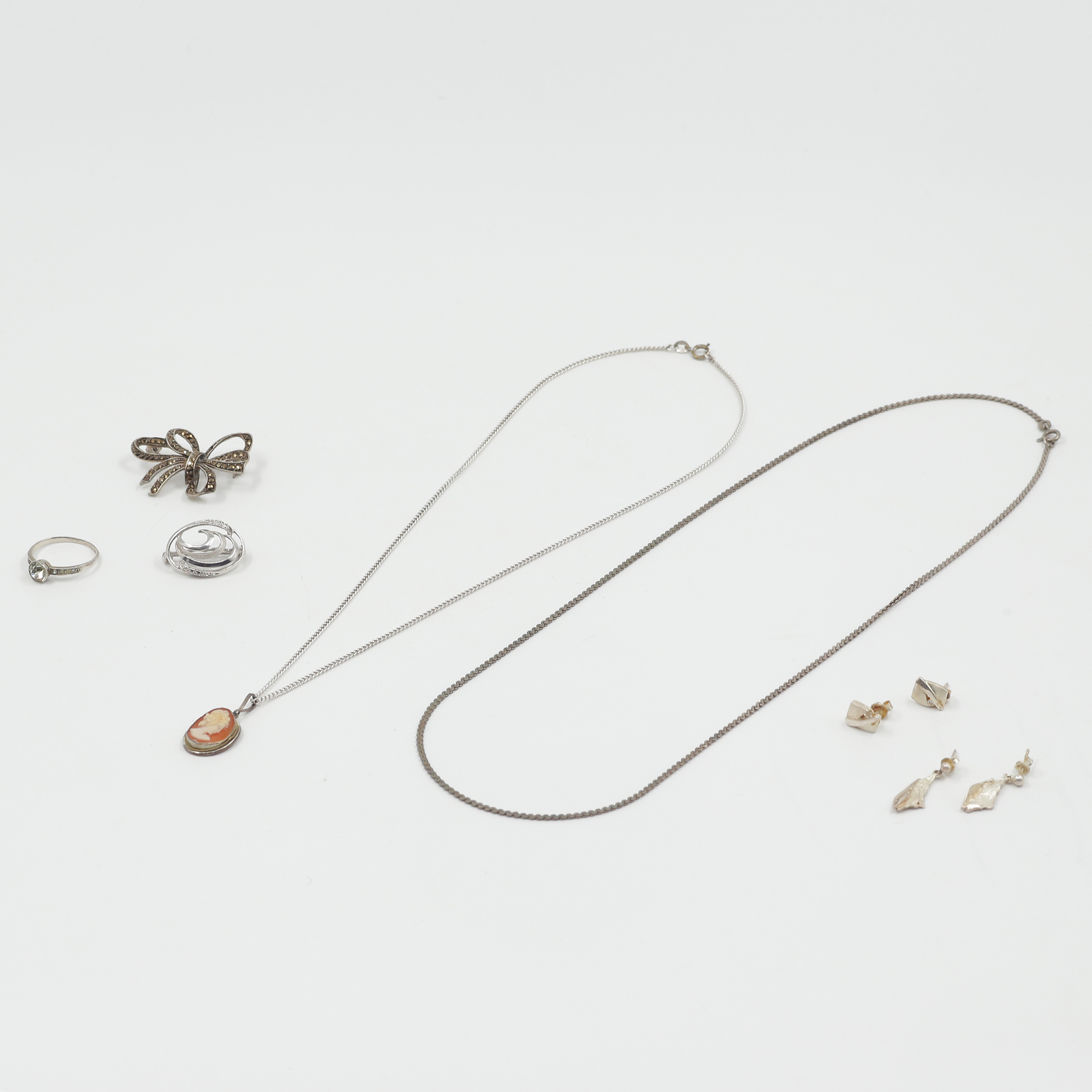 SILVERSMYCKEN, BROSCHER, HALSBAND, CAMEHÄNGE, ÖRHÄNGEN.