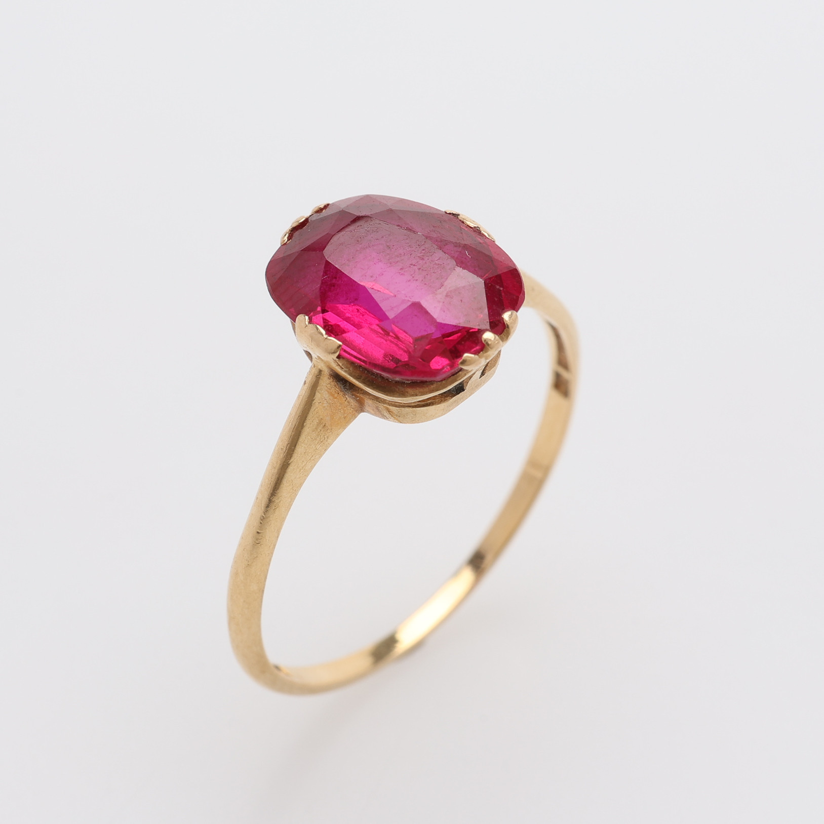 RING 18K MED 1 SYNTETISK RUBIN.
