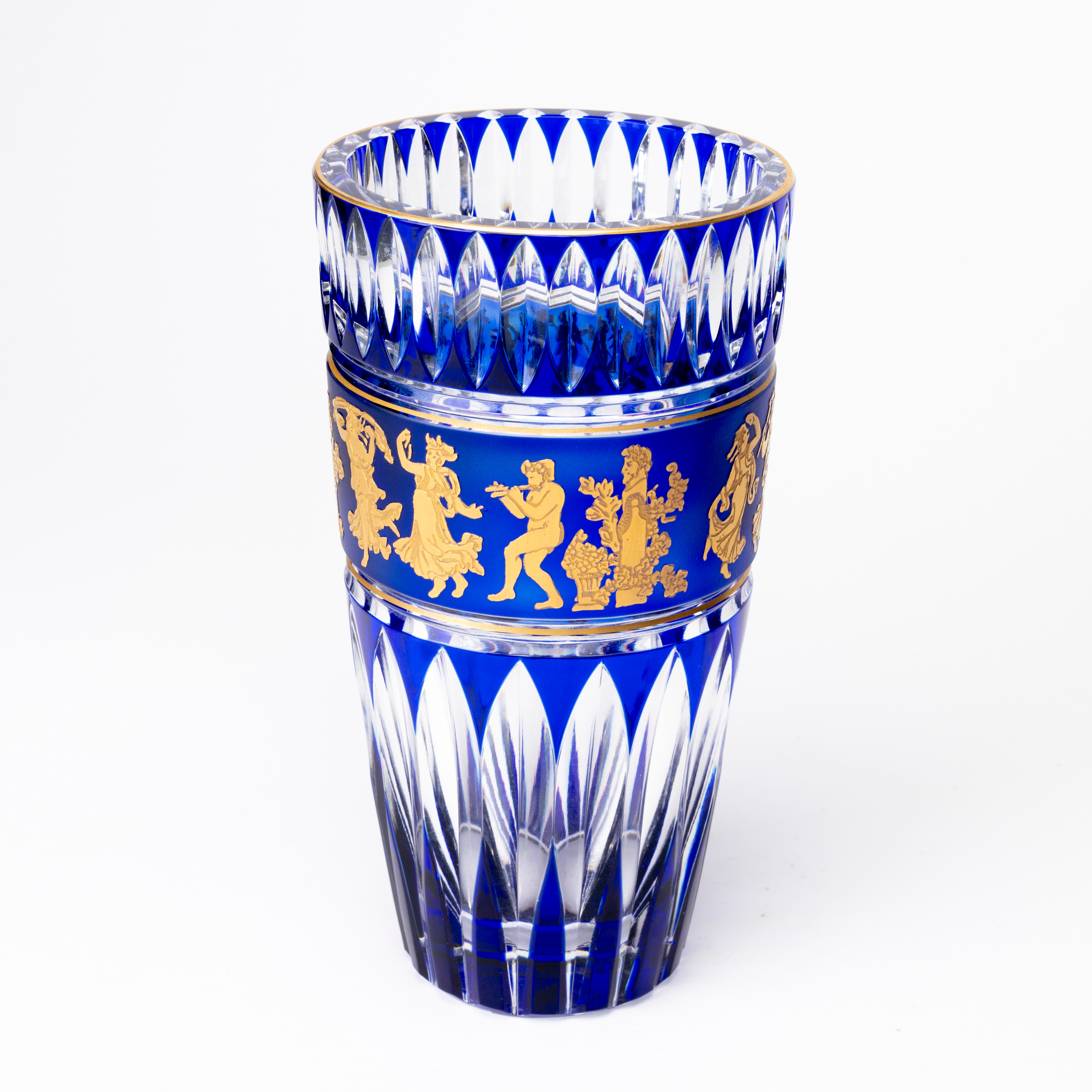 VAL ST. LAMBERT. Vas, 1930-tal, blått överfångsglas med slipad dekor samt bård med antikiserande figurer i guld.