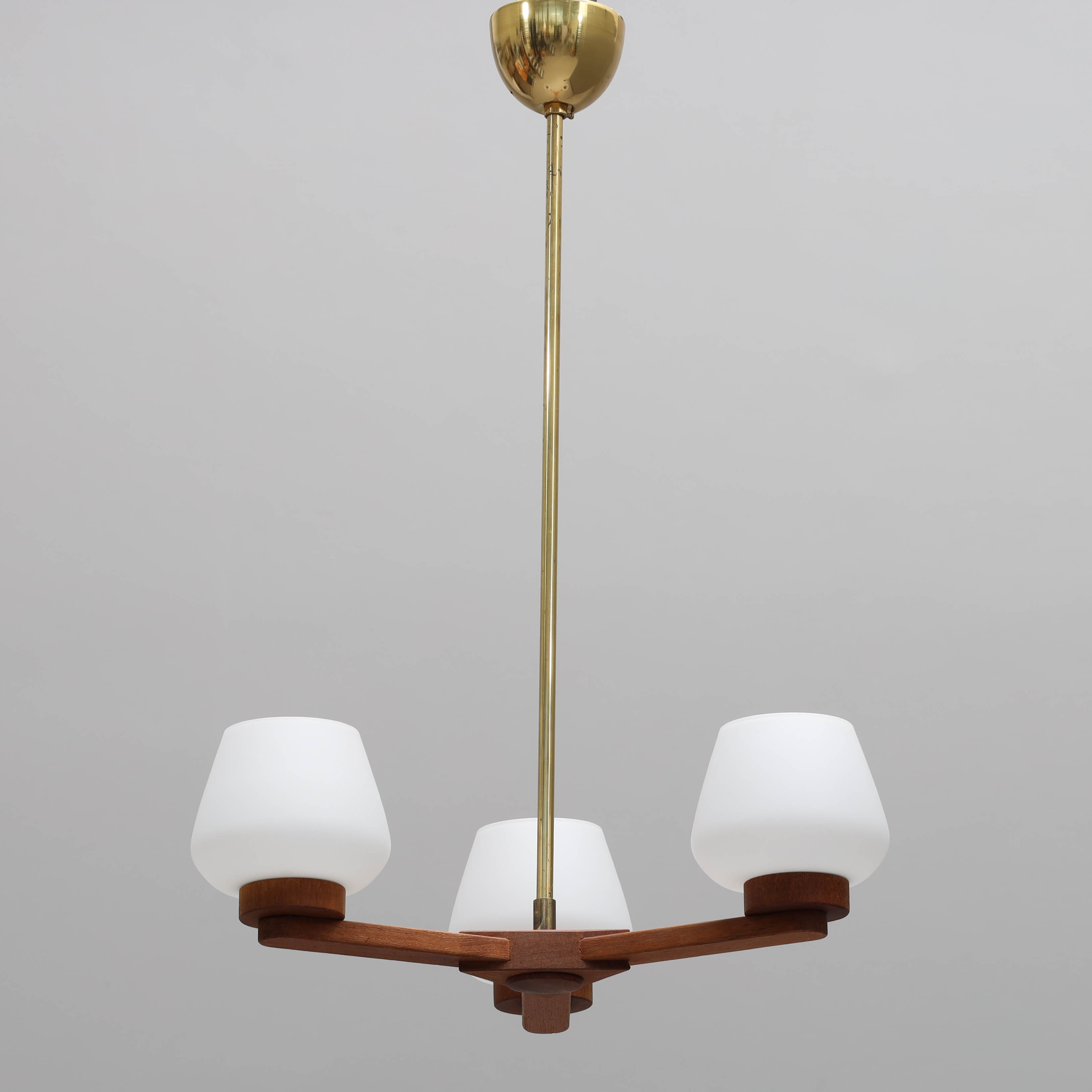 TAKLAMPA, teak, mässing och opalglas, 1950/60-tal.