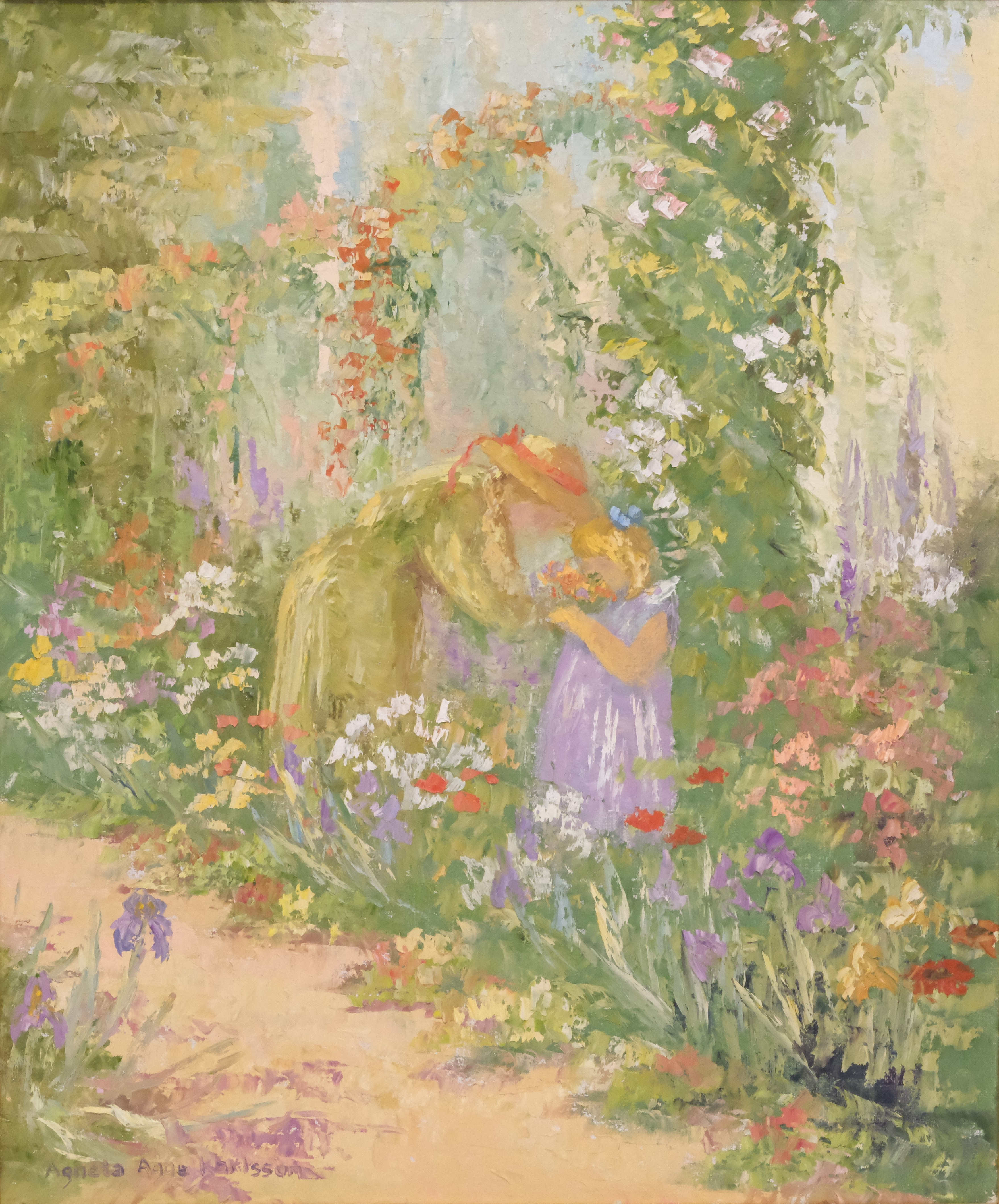 AGNETA AGGE KARLSSON. MOR OCH BARN I BLOMMANDE TRÄDGÅRD, OLJA PÅ DUK.