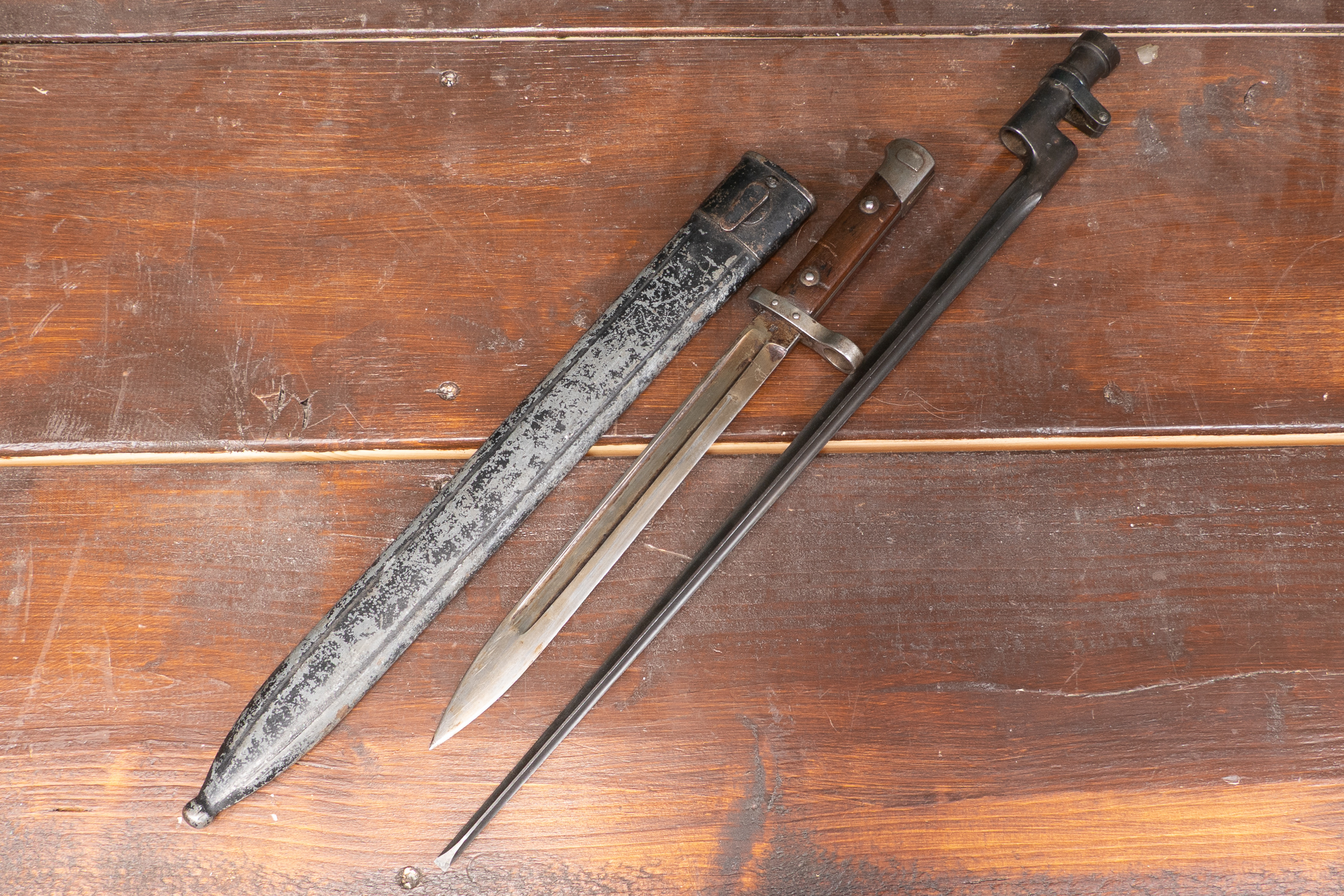 Bajonetter, 2 st., hylsbajonett rysk m/1891 för Mosin-Nagant och knivbajonett, österrikisk för export, märkt CEGW; Österreichische Waffenfabriks-Gesellschaft.