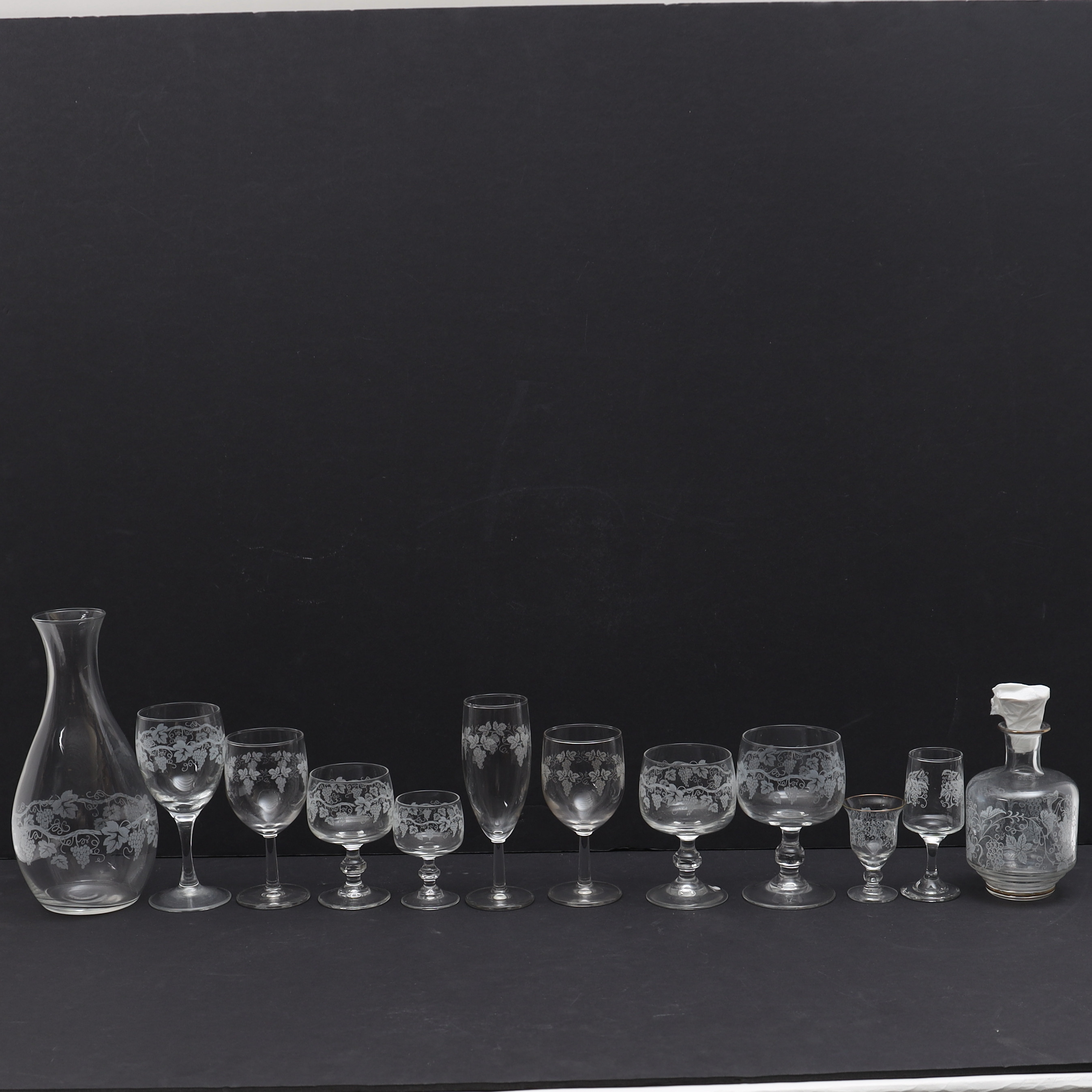GLASSERVIS, cirka 80 delar, med etsad dekor.