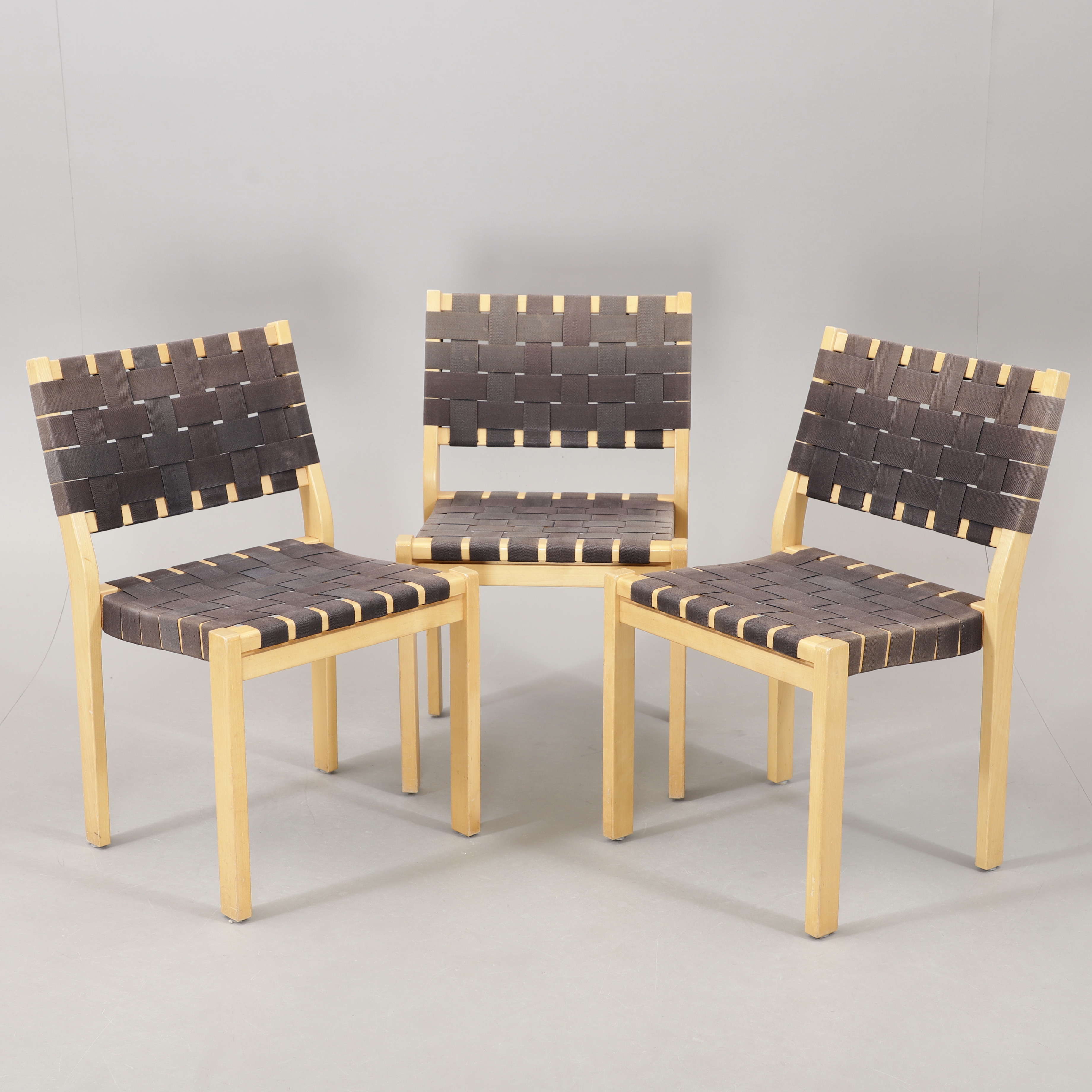 ALVAR AALTO. Stolar, 3 st, "modell 611", Artek, samtida.