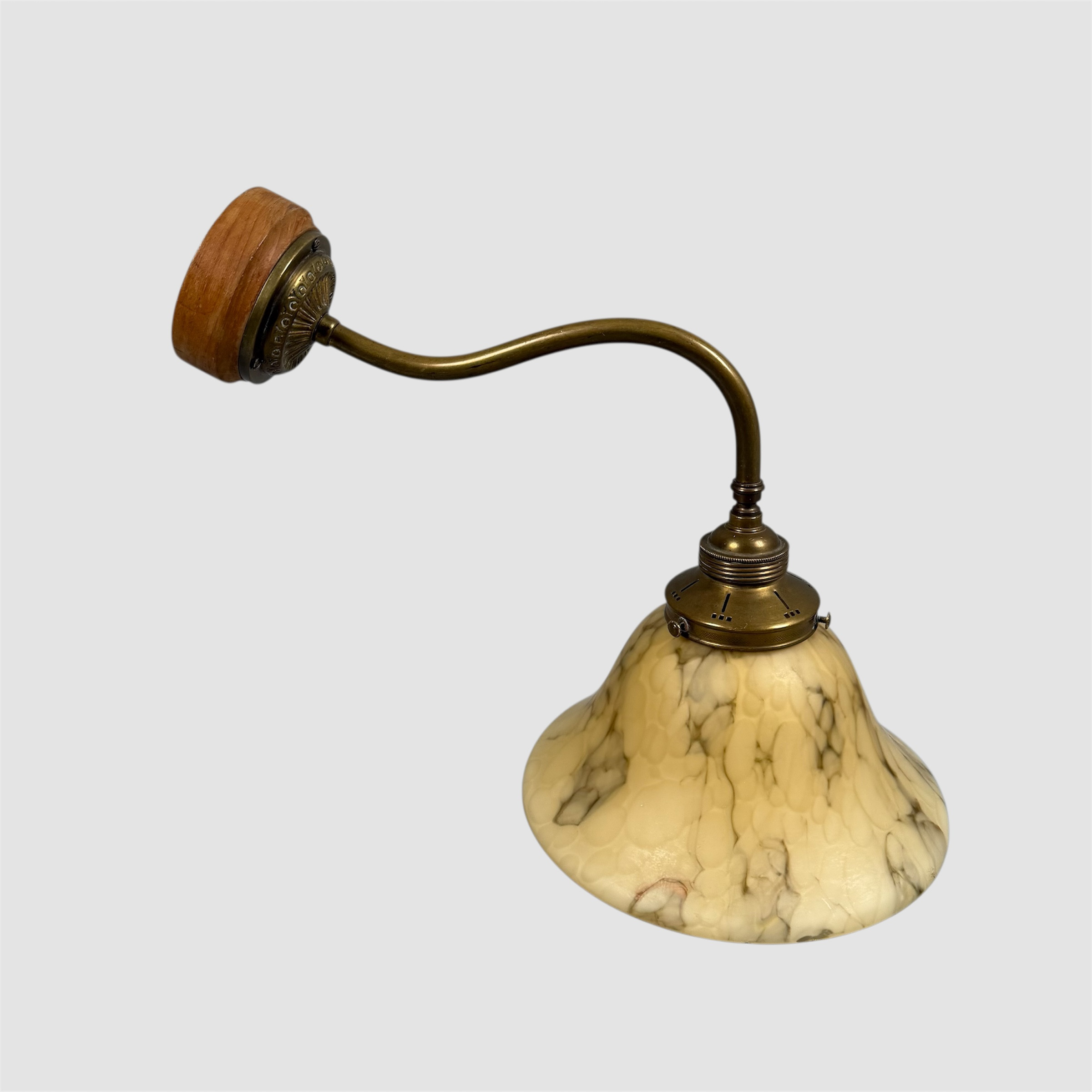 VÄGGLAMPA, 1900-talets första kvartal, senjugend, stomme i mässing, kupa i glas, väggfäste i trä.