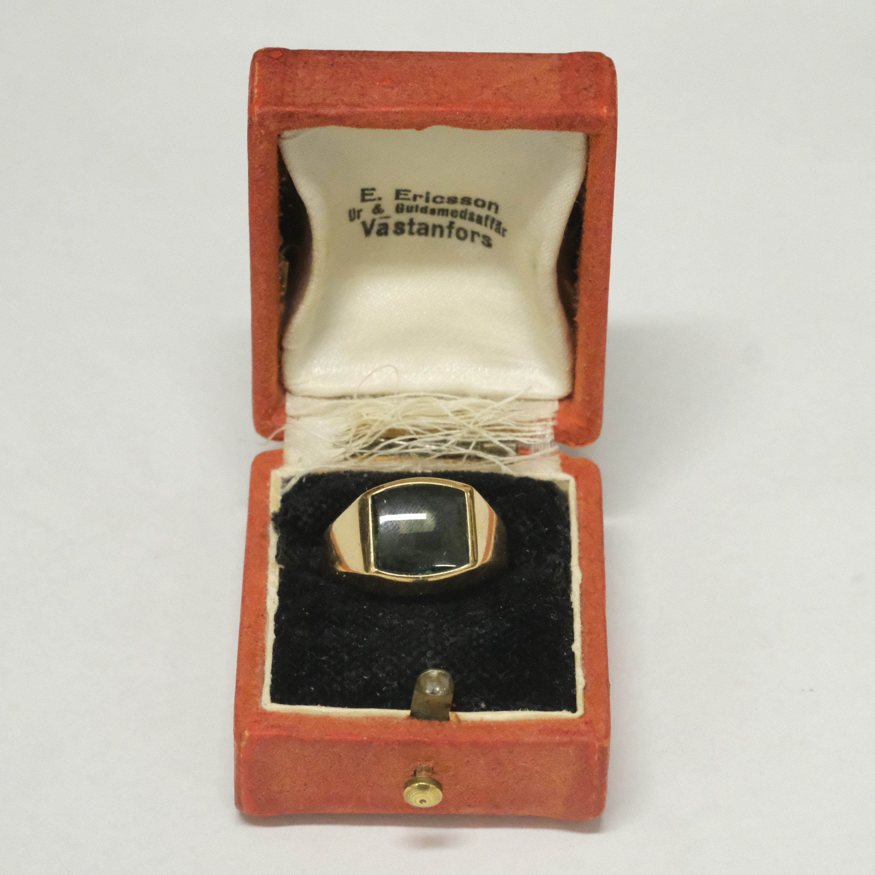 RING MED GRÖN SPINELL, 18K GULD.