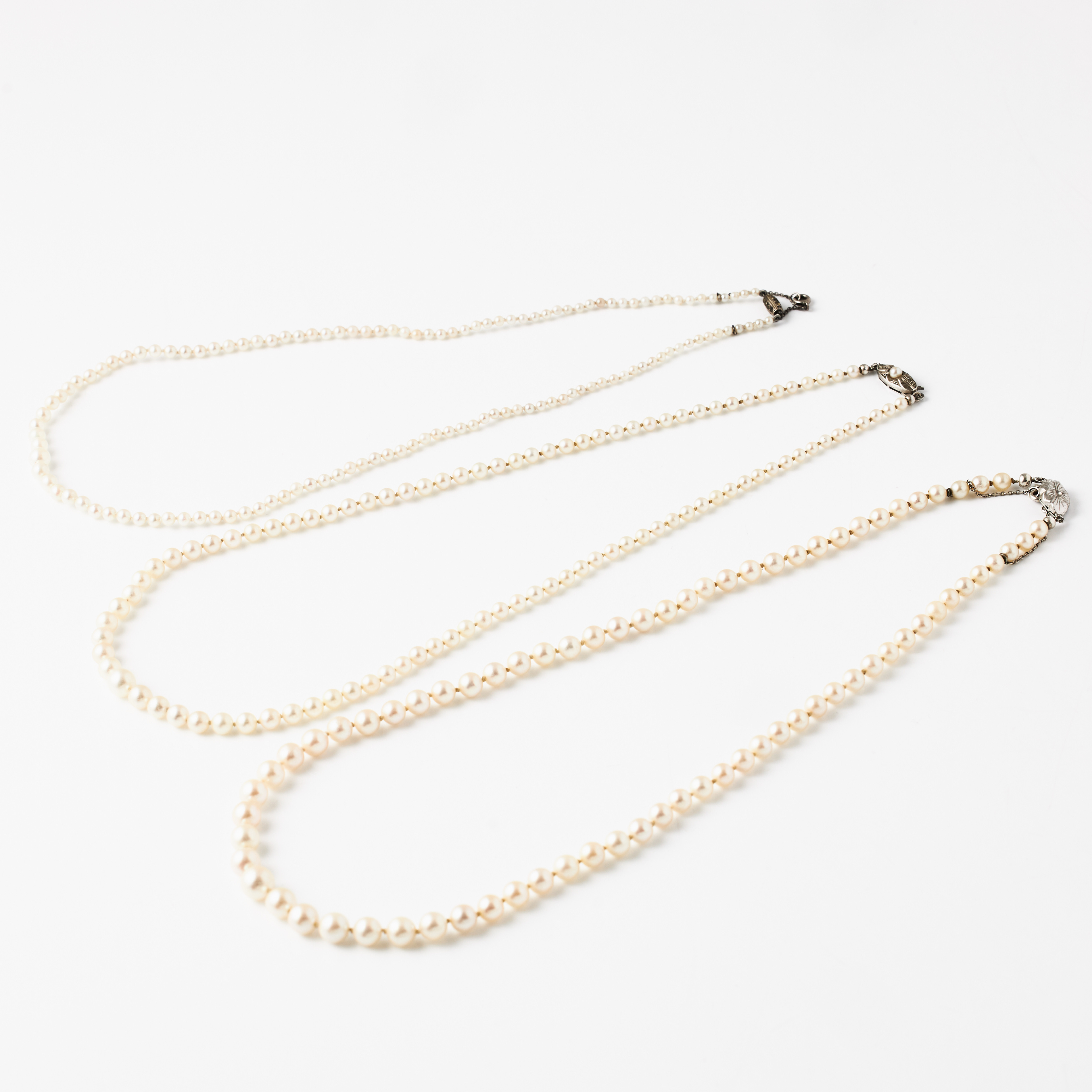 COLLIER, 3 st., doserade, odlade saltvattenspärlor ca 2,5-8,2 mm, lås, silver.