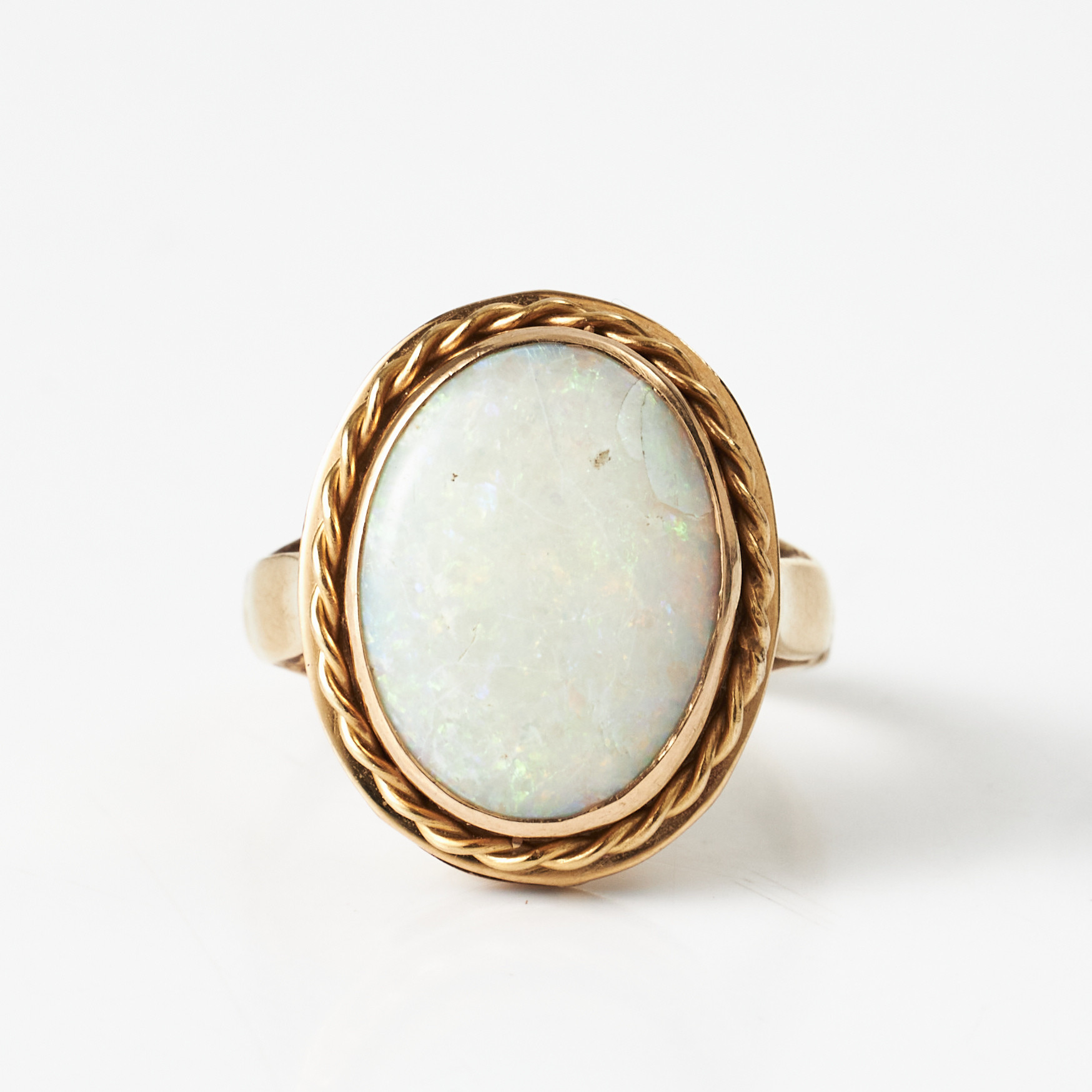RING, 18 k guld, oval vit opal, fattning med dekor av twist-and rope, Juvelerare AB J. Petterssons Eftr. Stockholm 1966.